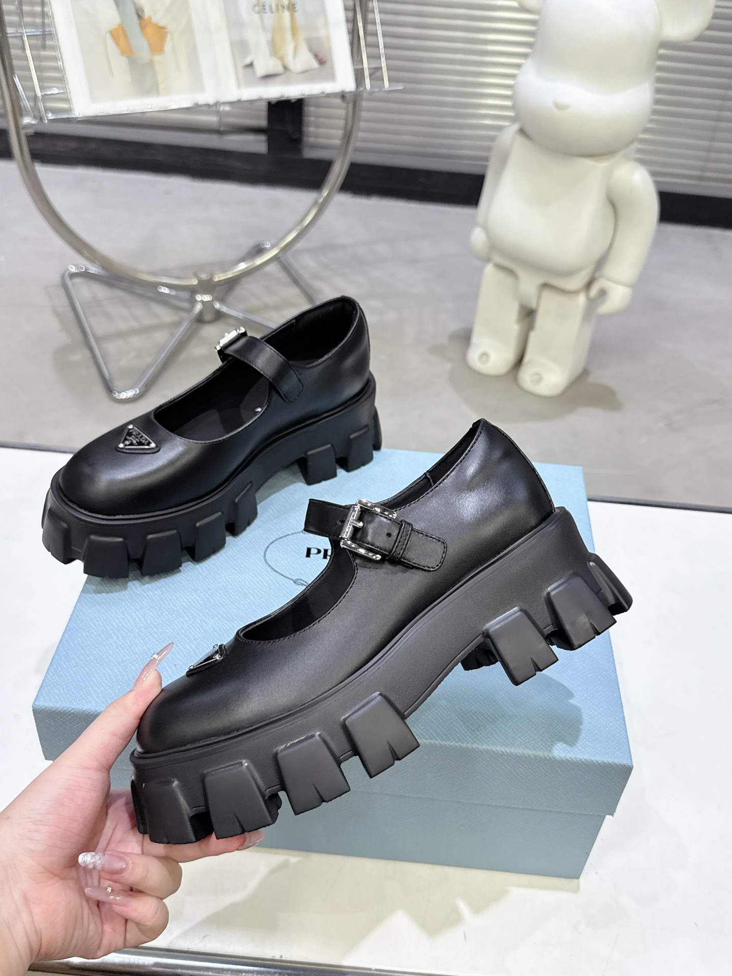 新作プラダ超絶の黒厚底メリージェーンシューズ激安買取 324470人気