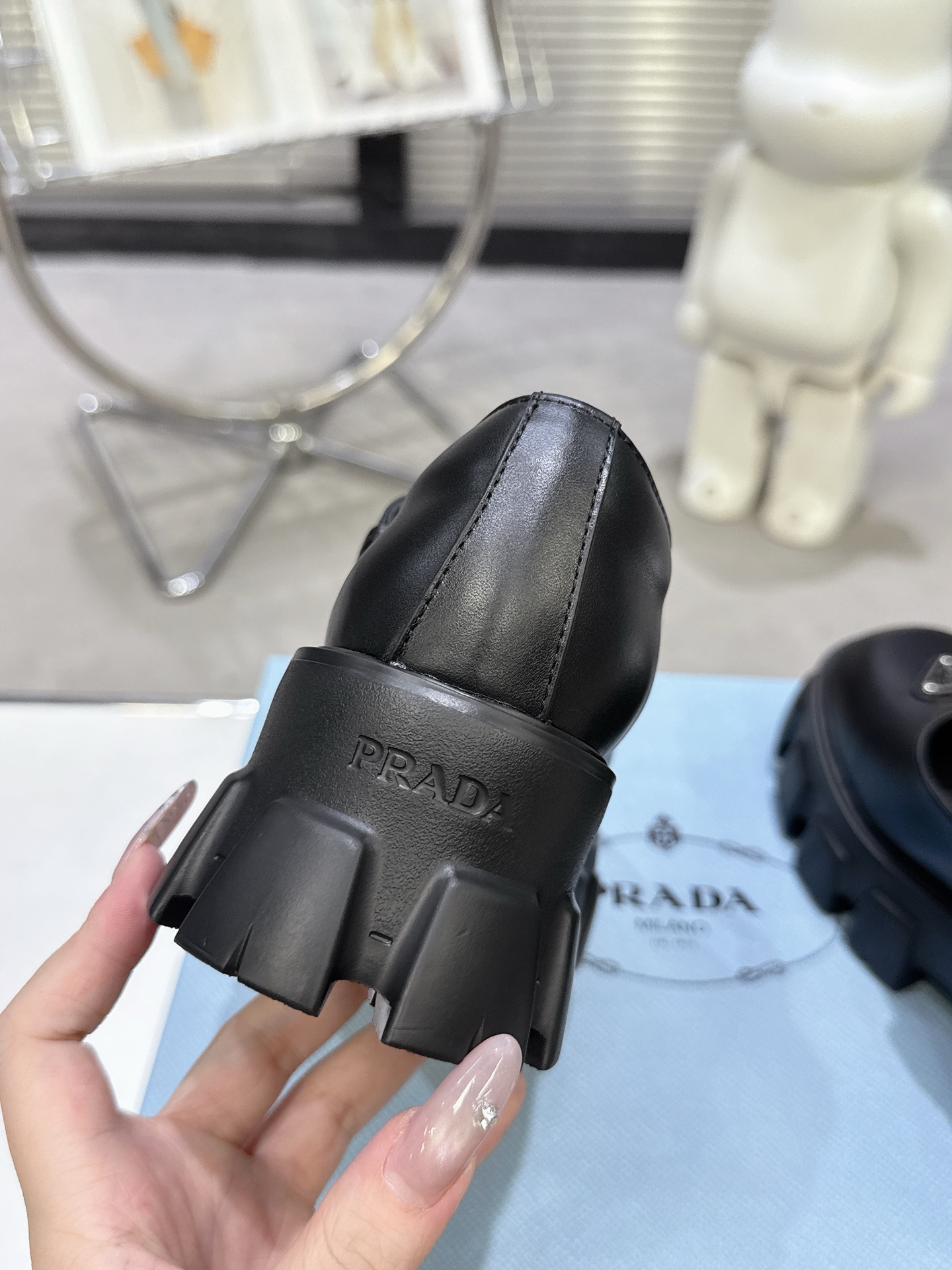 新作プラダ超絶の黒厚底メリージェーンシューズ激安買取 324470N級品