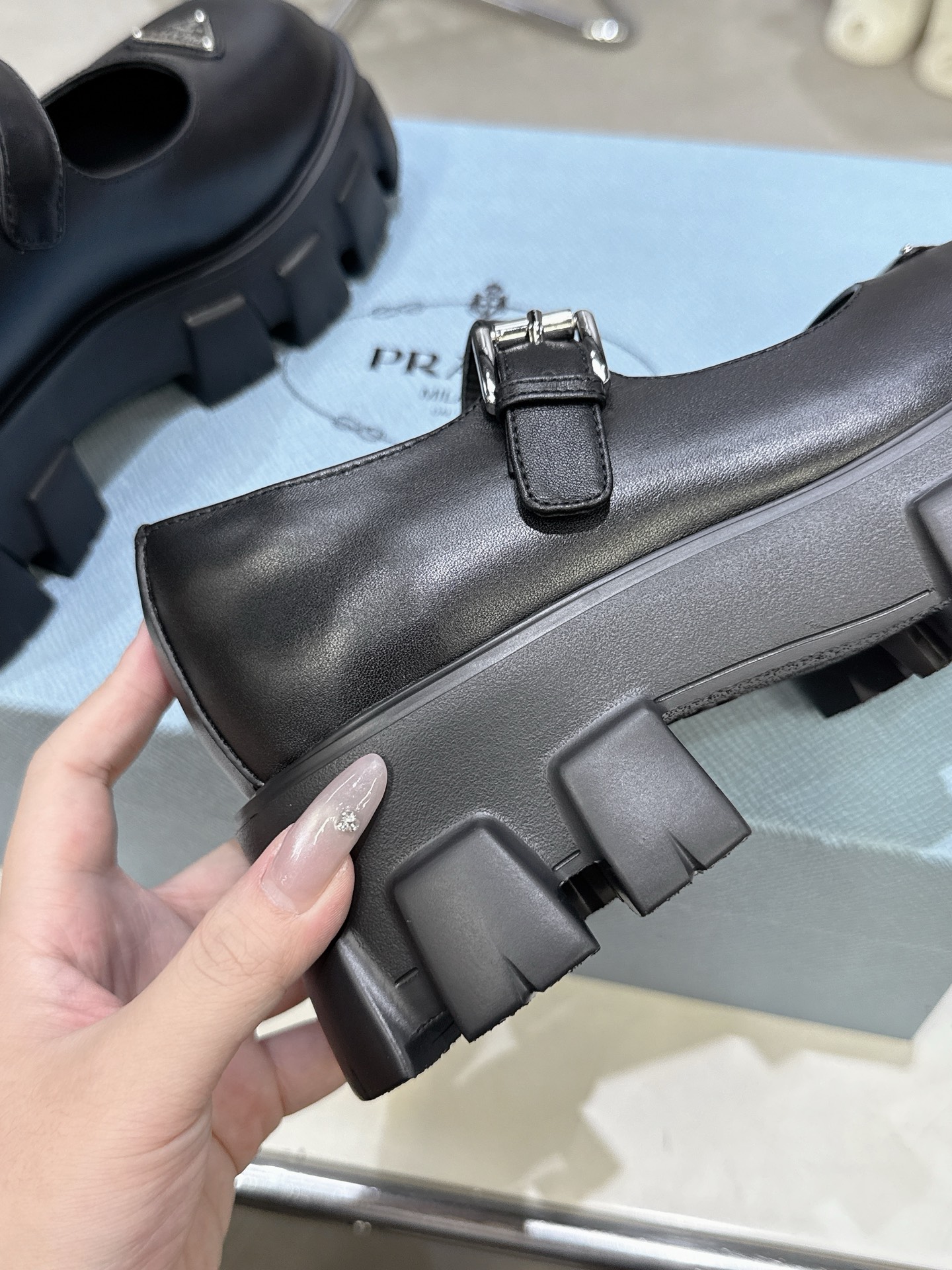 新作プラダ超絶の黒厚底メリージェーンシューズ激安買取 324470代引きを販売