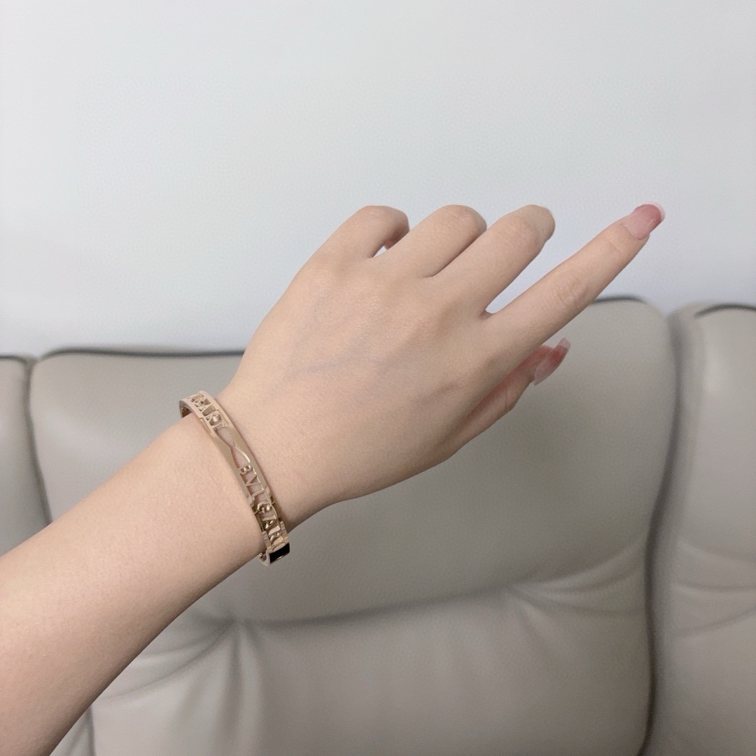 高品質魅惑的透かし彫りブルガリジュエリーブレスレットコピー 429407激安買取通販