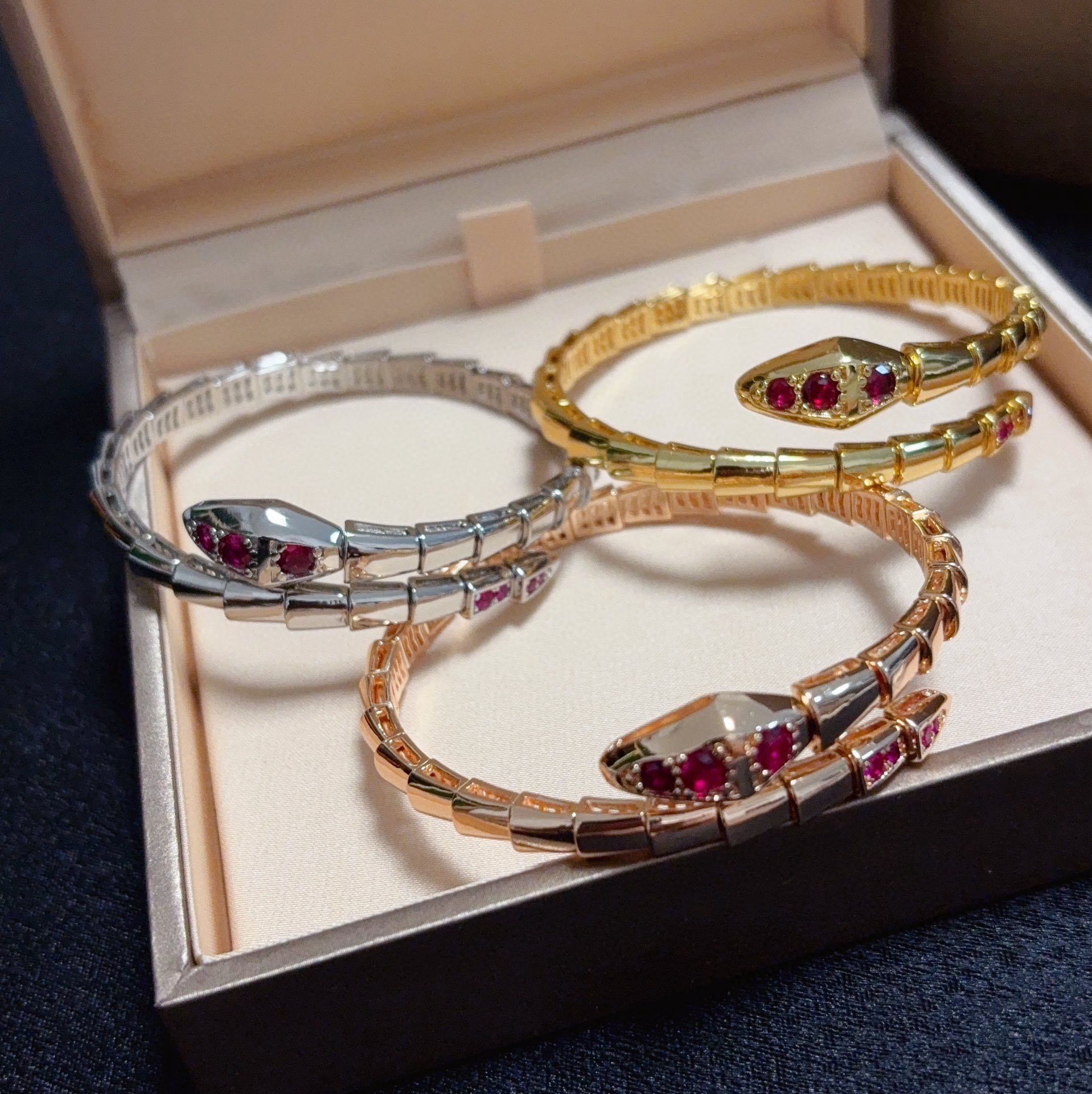 ブルガリの高級高級サーペントデザイン最新ルビーブレスレットコピー 429408代引きを販売