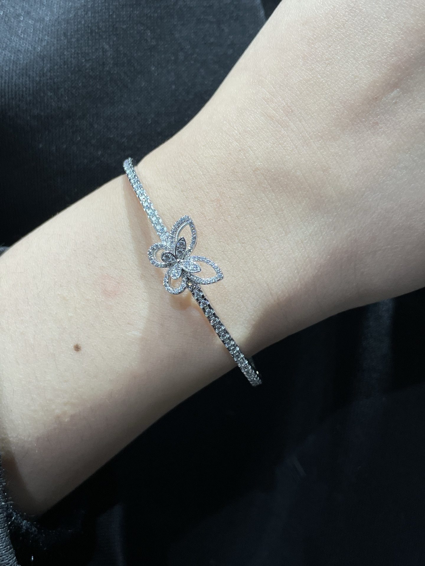 2025豪華さと上品グラフ シングルバタフライコピー可愛い偽物ブレスレット 436341