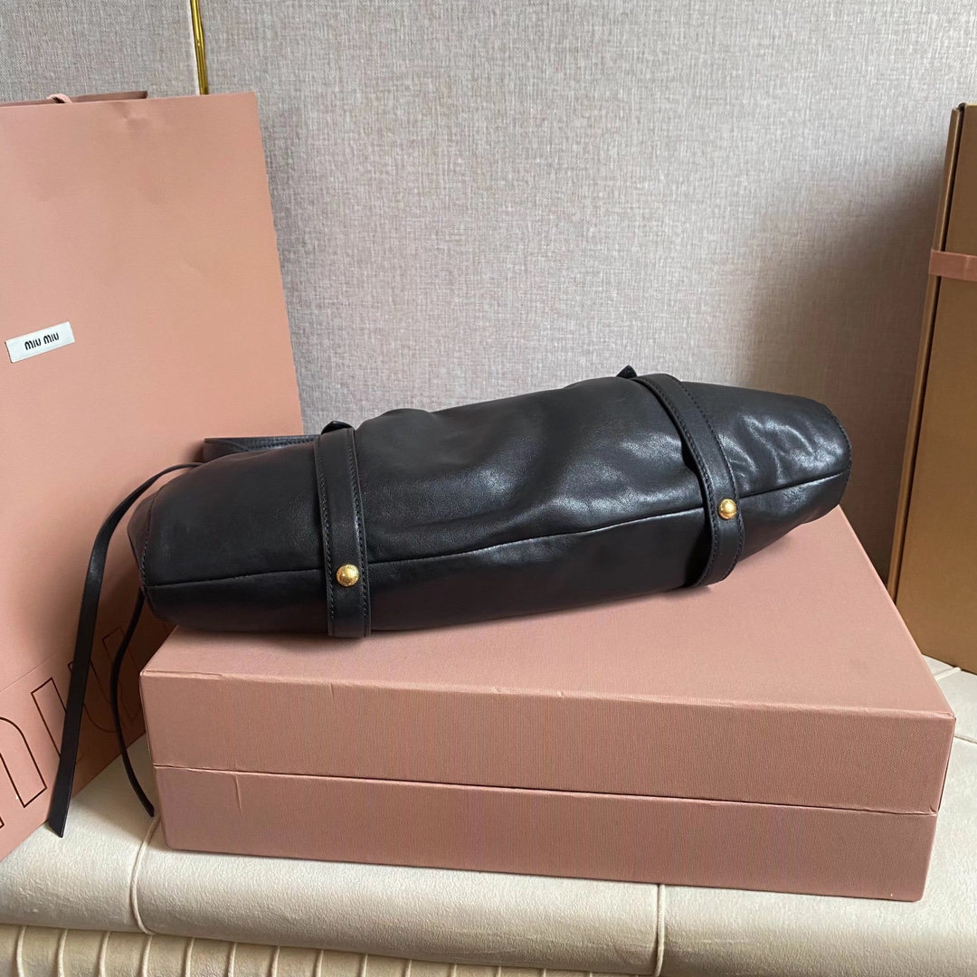 大人気のブランドミュウミュウ中世脇下団子コピーバッグ 5BG289高い品質