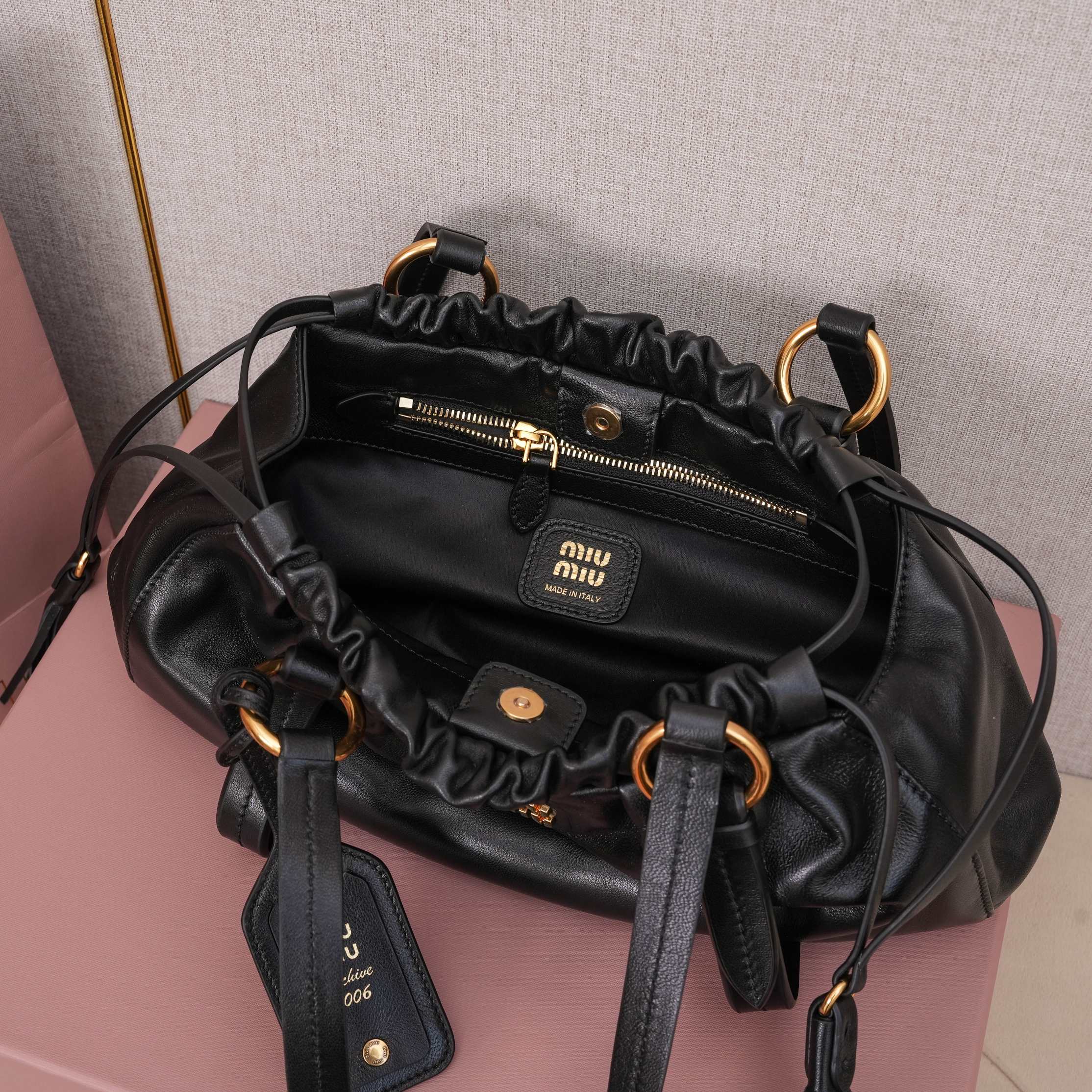新品ミュウミュウ送料無料 5BG306-2の中世脇だんごバッグはコピー代引きを販売