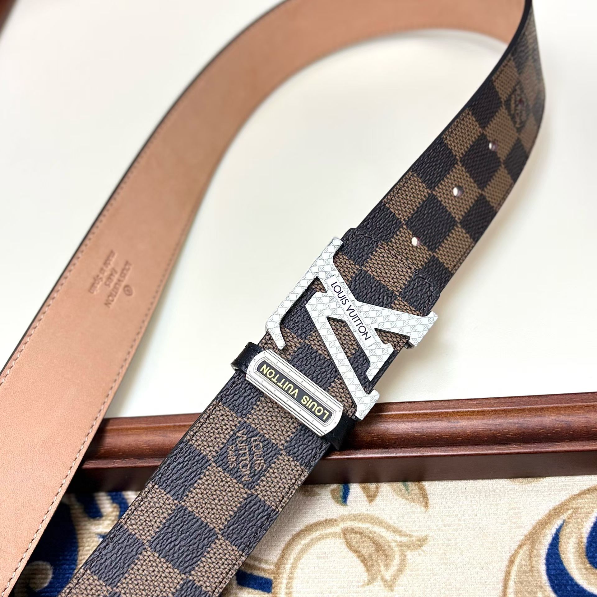 高級ルイヴィトンスーパーコピーベルト4.0ソリッドスチール刻印バックル 663071代引きを販売