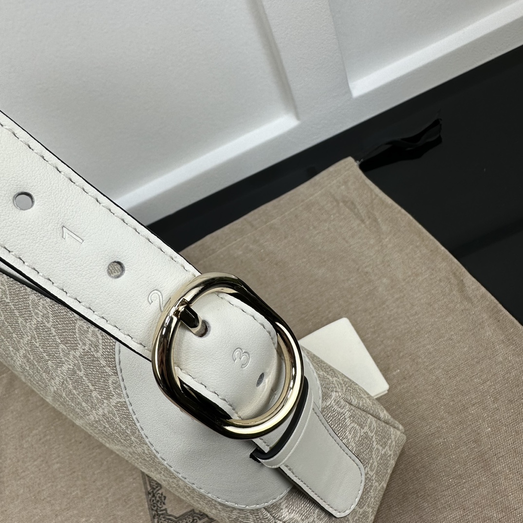 グッチの新款高品質アプリコットホワイトコピーバッグN級品販売 815216最高級