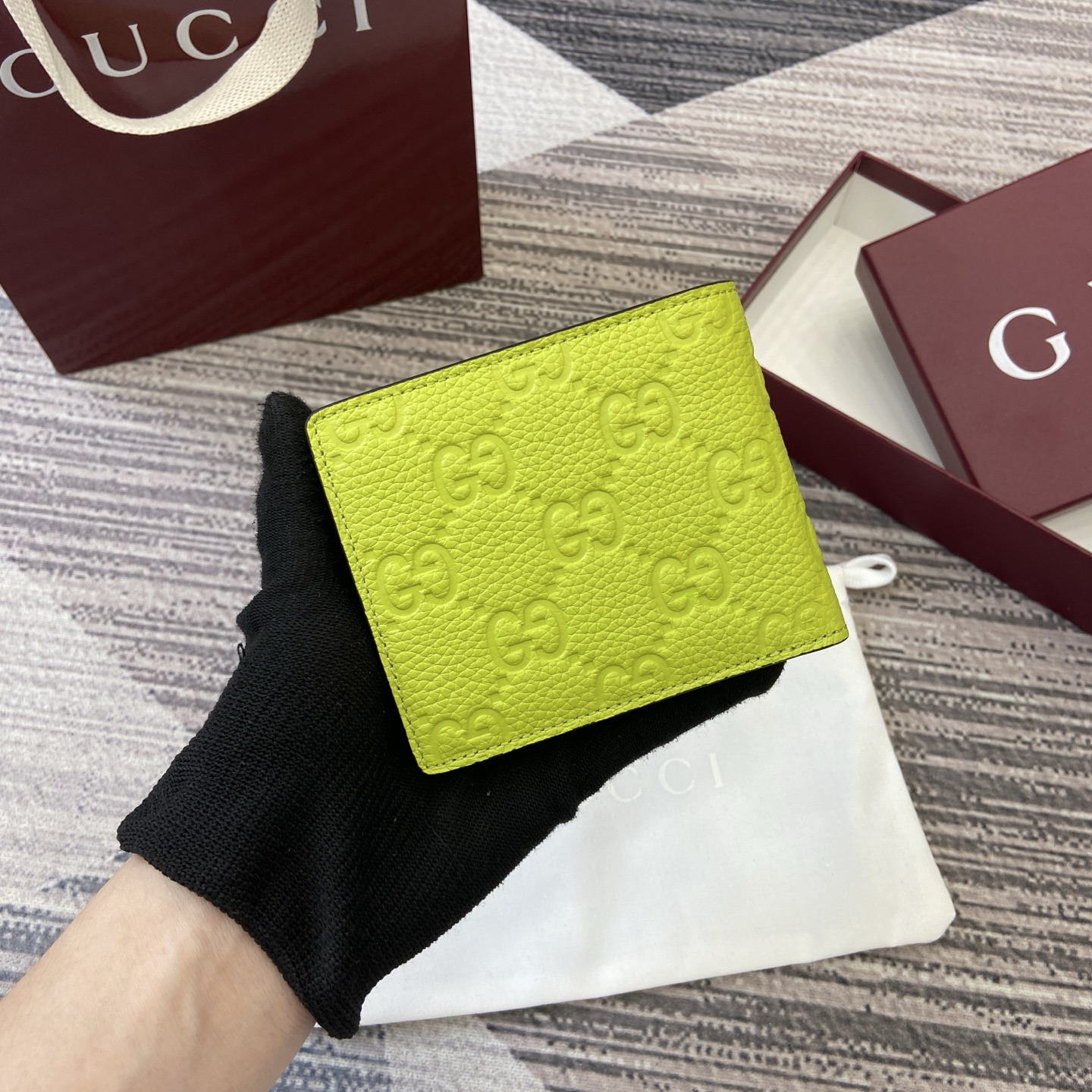 2025新作ブランドコピー品グッチネオングリーン エンボス加工 二つ折り財布 835001通販