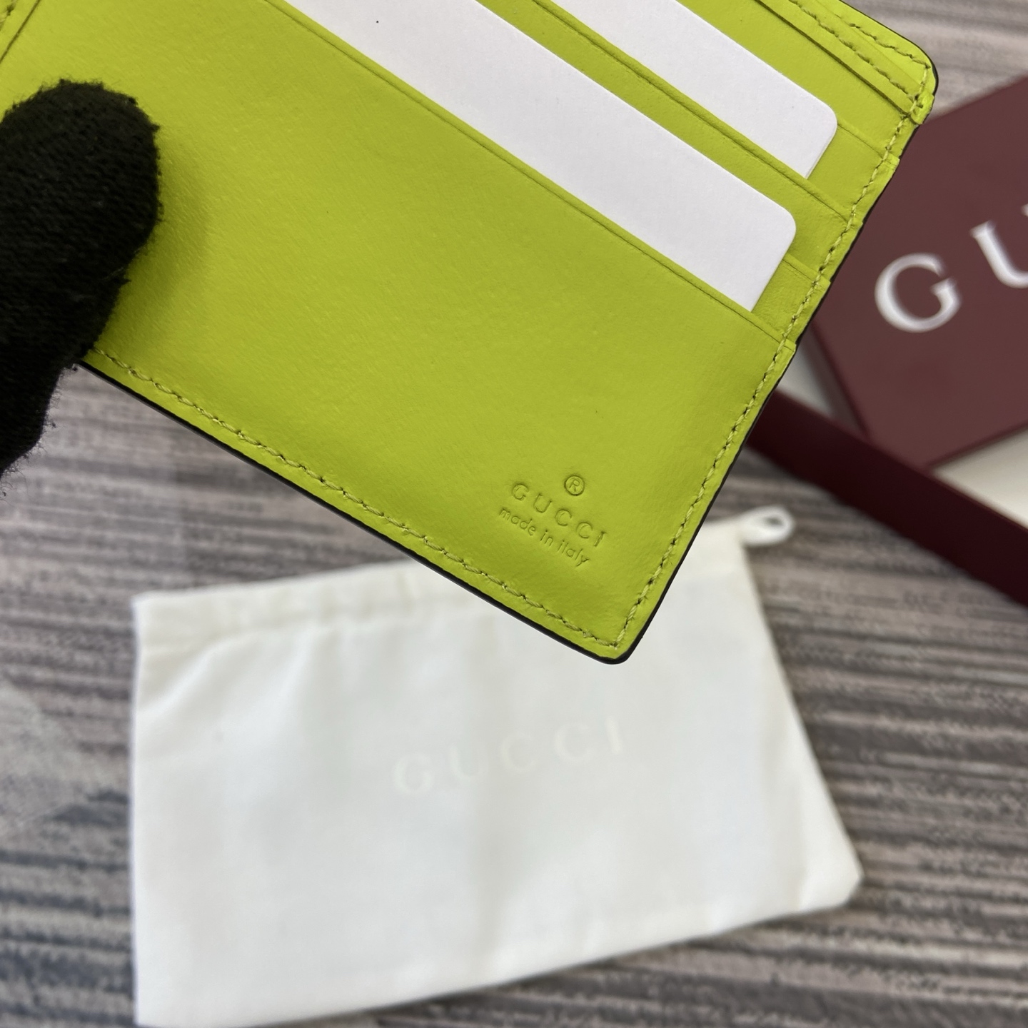 2025新作ブランドコピー品グッチネオングリーン エンボス加工 二つ折り財布 835001代引きを販売