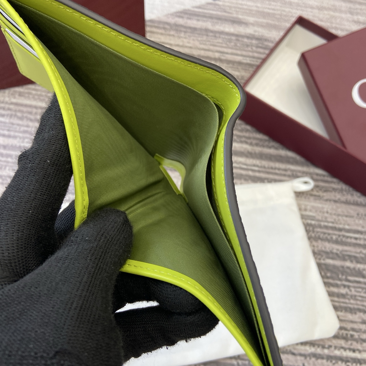 2025新作ブランドコピー品グッチネオングリーン エンボス加工 二つ折り財布 835001品質保証