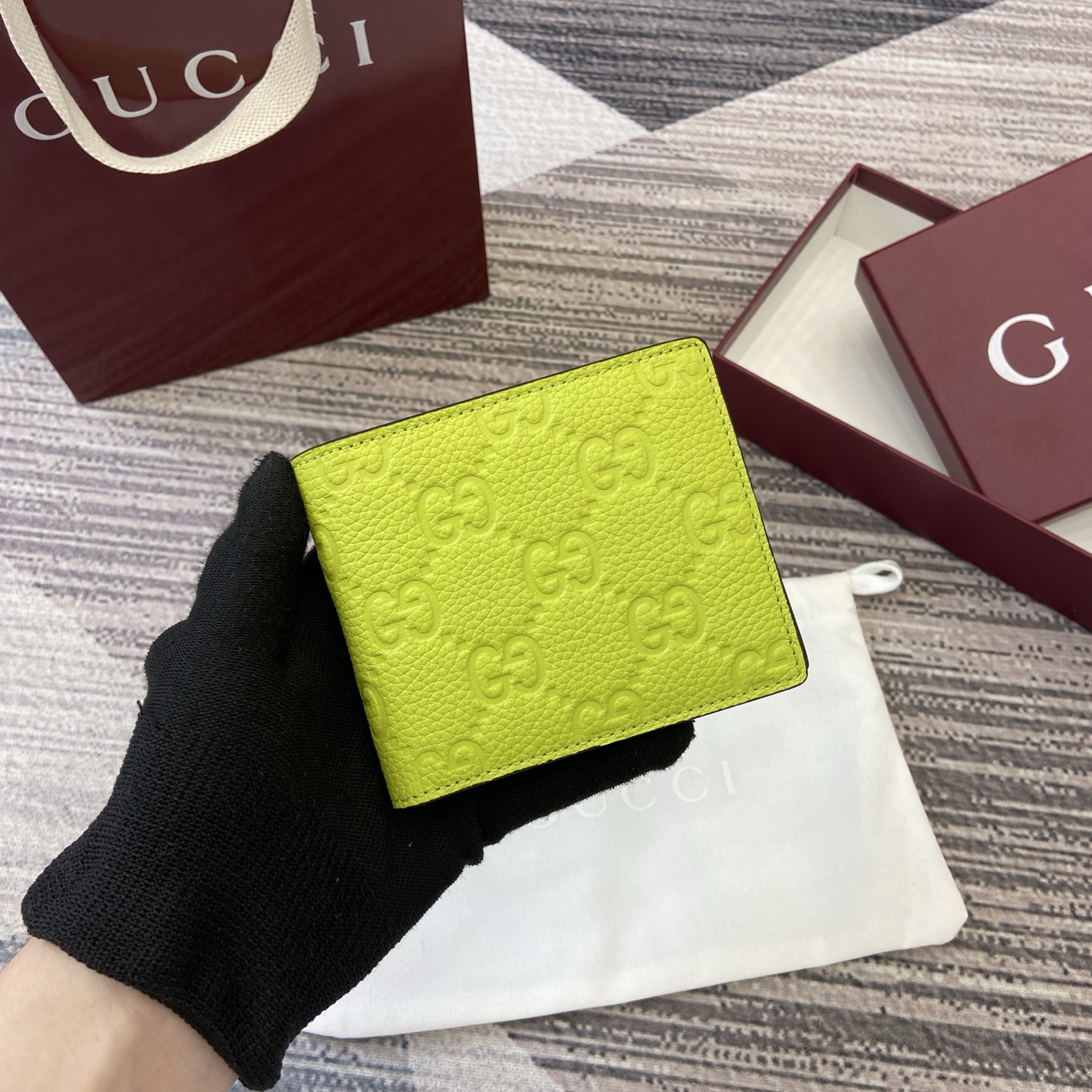 2025新作ブランドコピー品グッチネオングリーン エンボス加工 二つ折り財布 835001