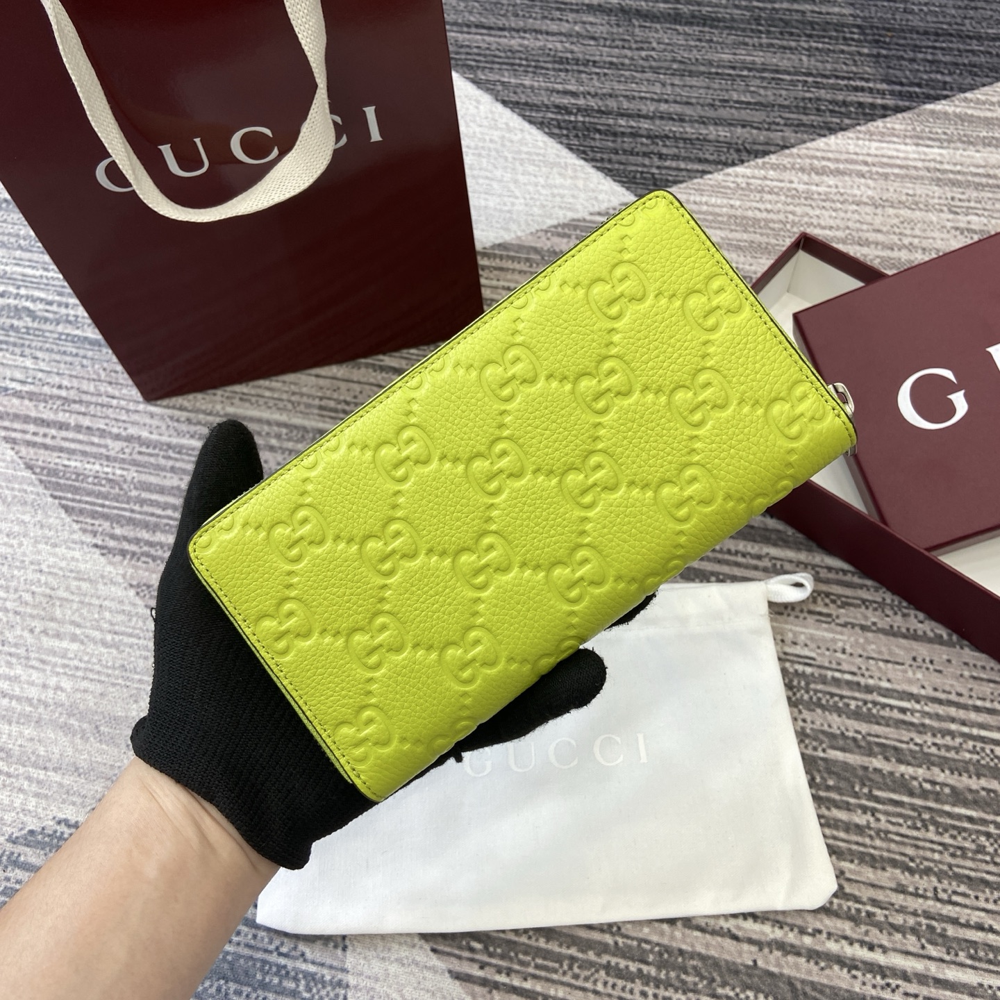蛍光グリーンのエンボスプリントが施されたグッチジップアラウンド長財布コピー 835003通販