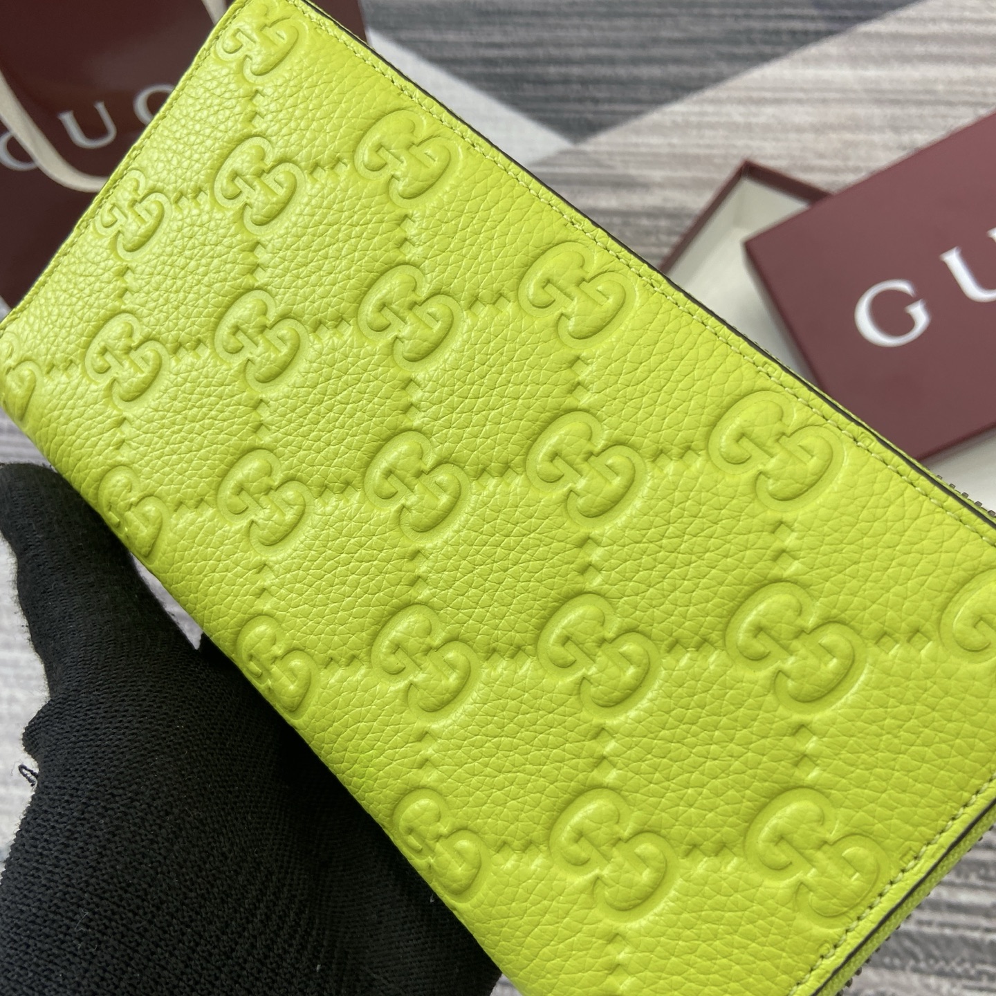 蛍光グリーンのエンボスプリントが施されたグッチジップアラウンド長財布コピー 835003N級品
