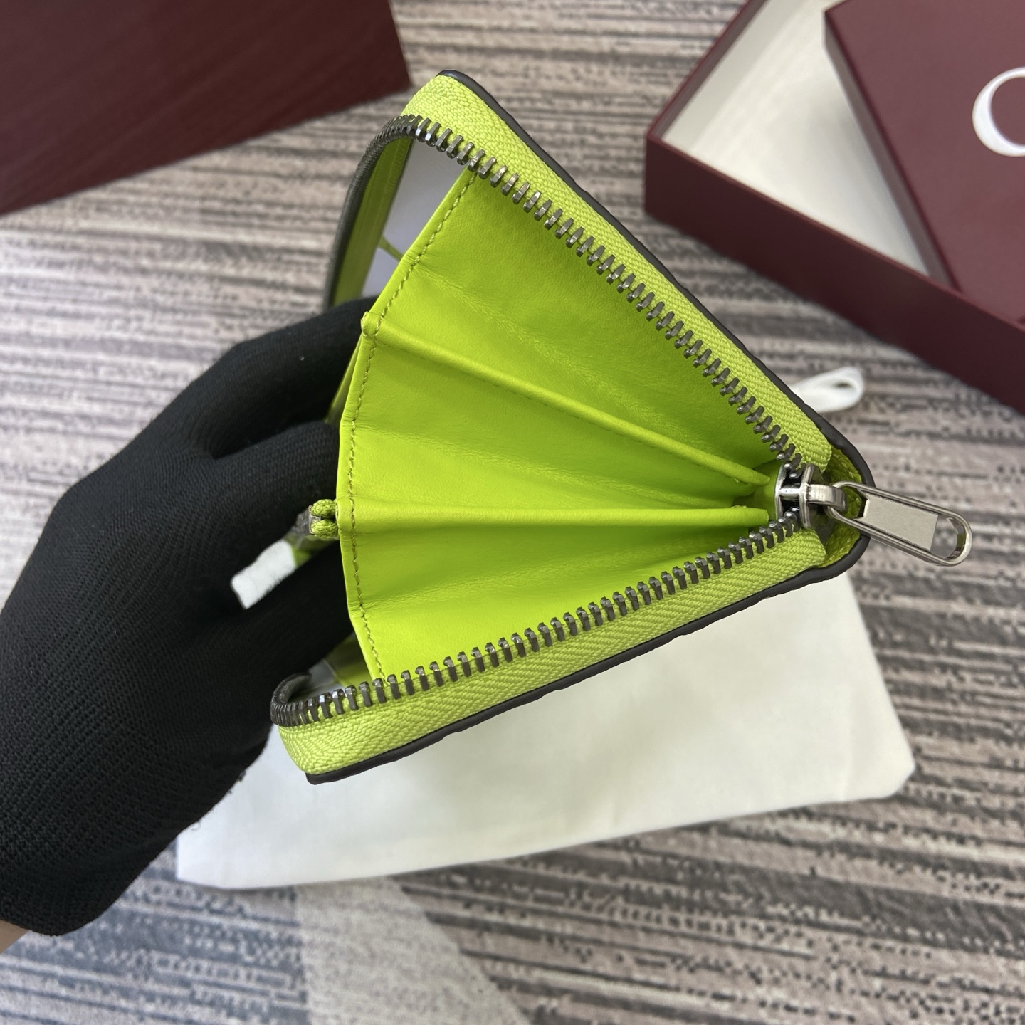 蛍光グリーンのエンボスプリントが施されたグッチジップアラウンド長財布コピー 835003代引きを販売