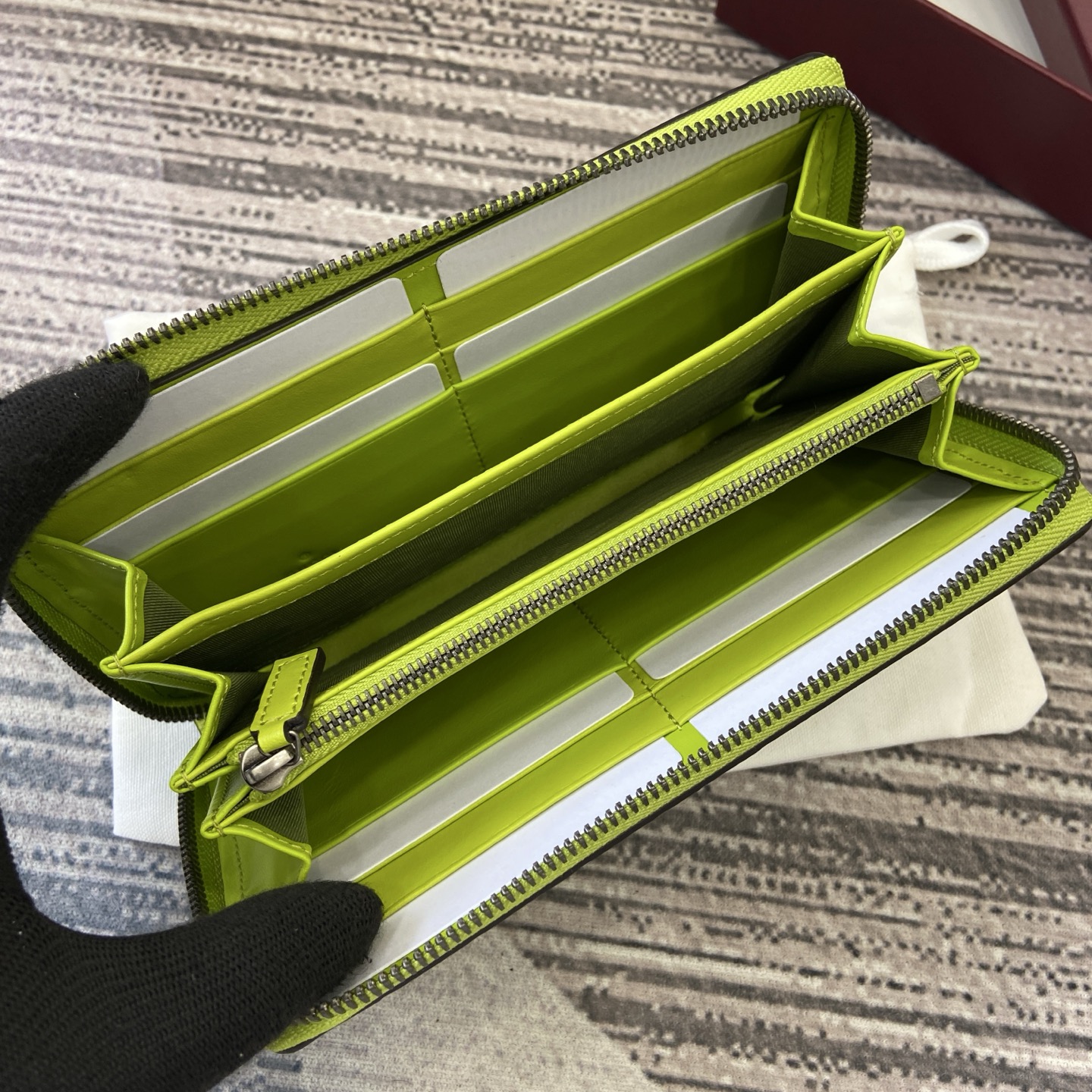 蛍光グリーンのエンボスプリントが施されたグッチジップアラウンド長財布コピー 835003品質保証