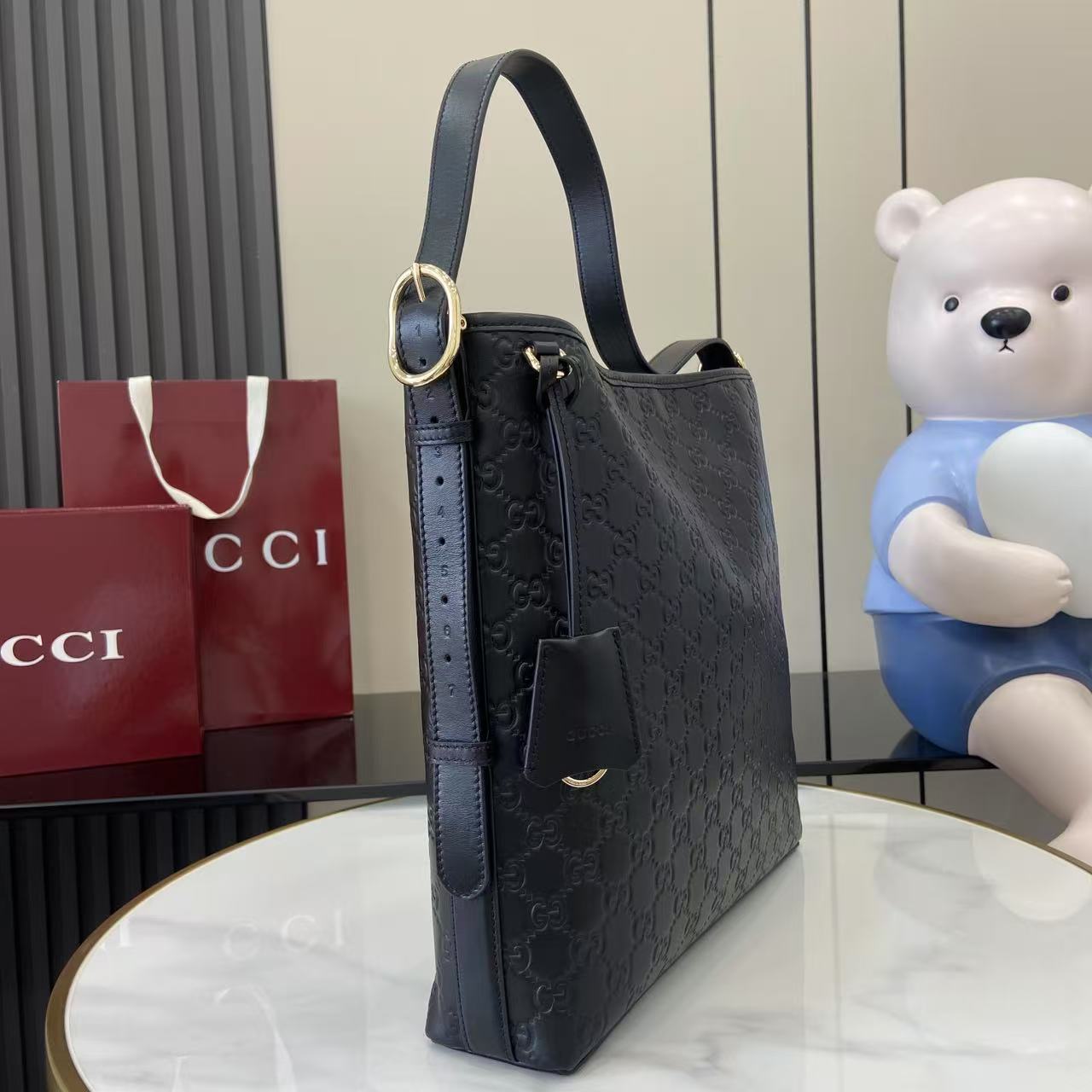 2025日本最大級のグッチスーパーコピーエンブレムブラック通販バケットバッグ 847452通販