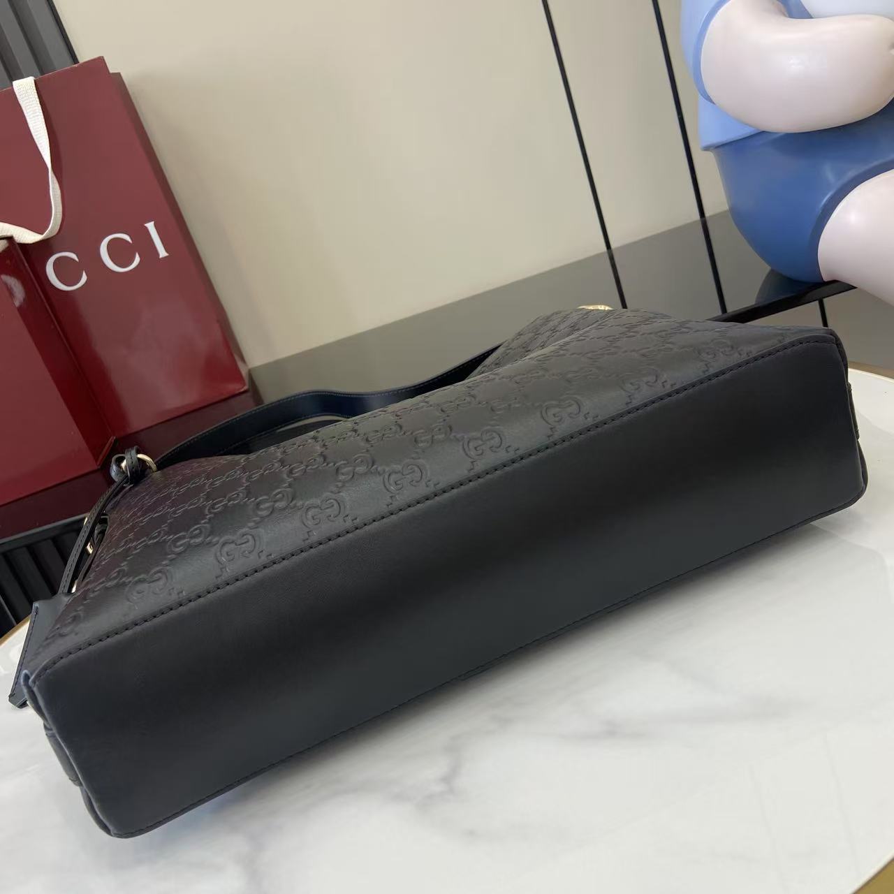 2025日本最大級のグッチスーパーコピーエンブレムブラック通販バケットバッグ 847452高い品質