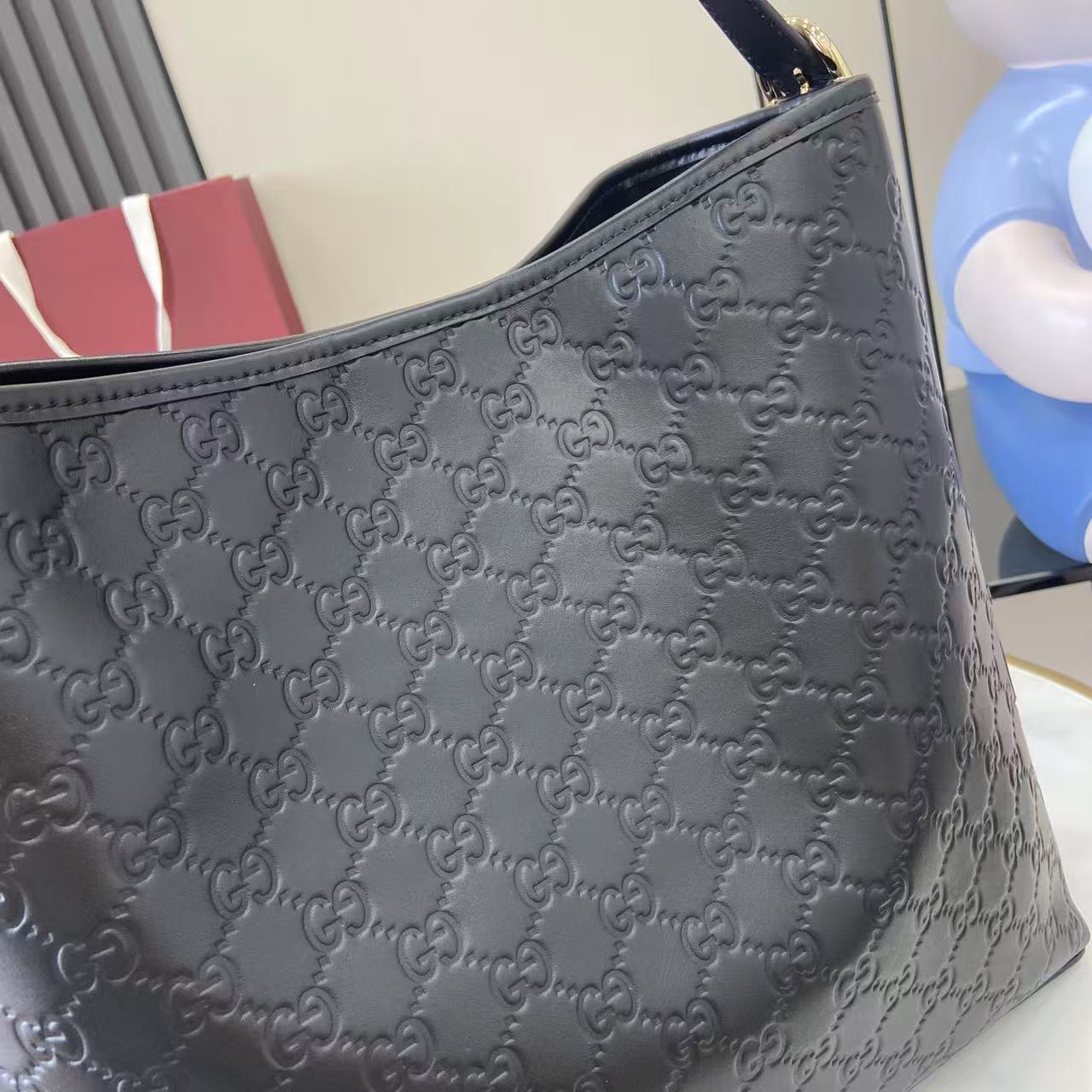 2025日本最大級のグッチスーパーコピーエンブレムブラック通販バケットバッグ 847452人気