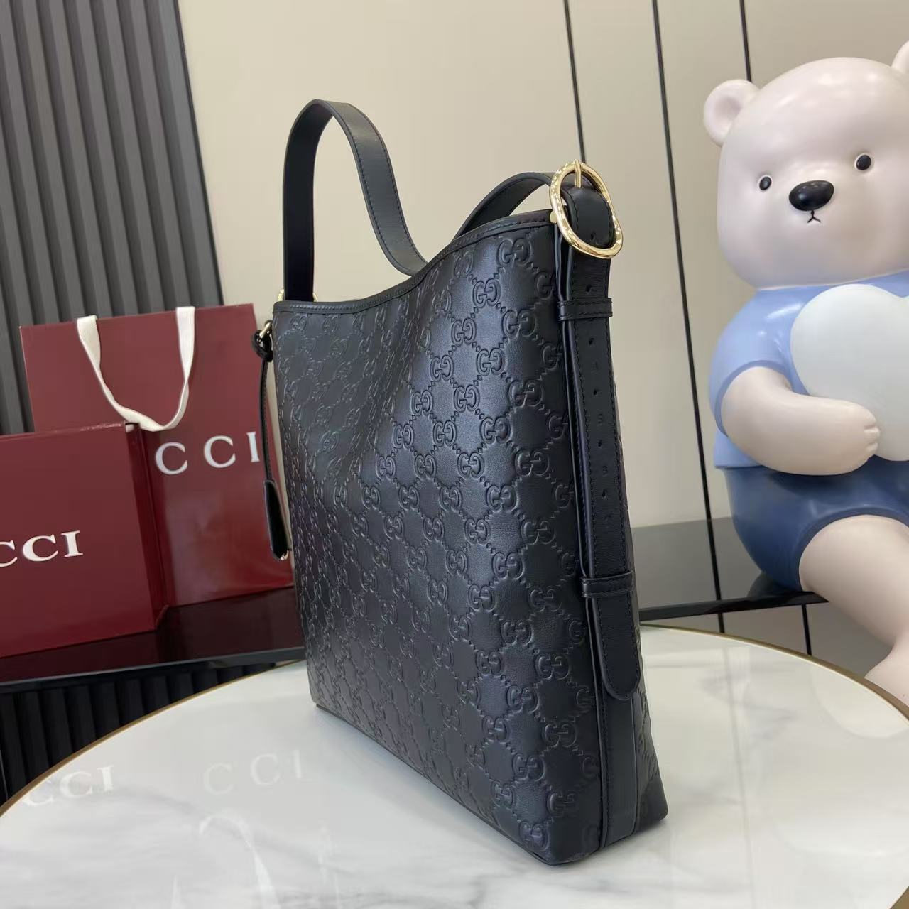 2025日本最大級のグッチスーパーコピーエンブレムブラック通販バケットバッグ 847452最高級