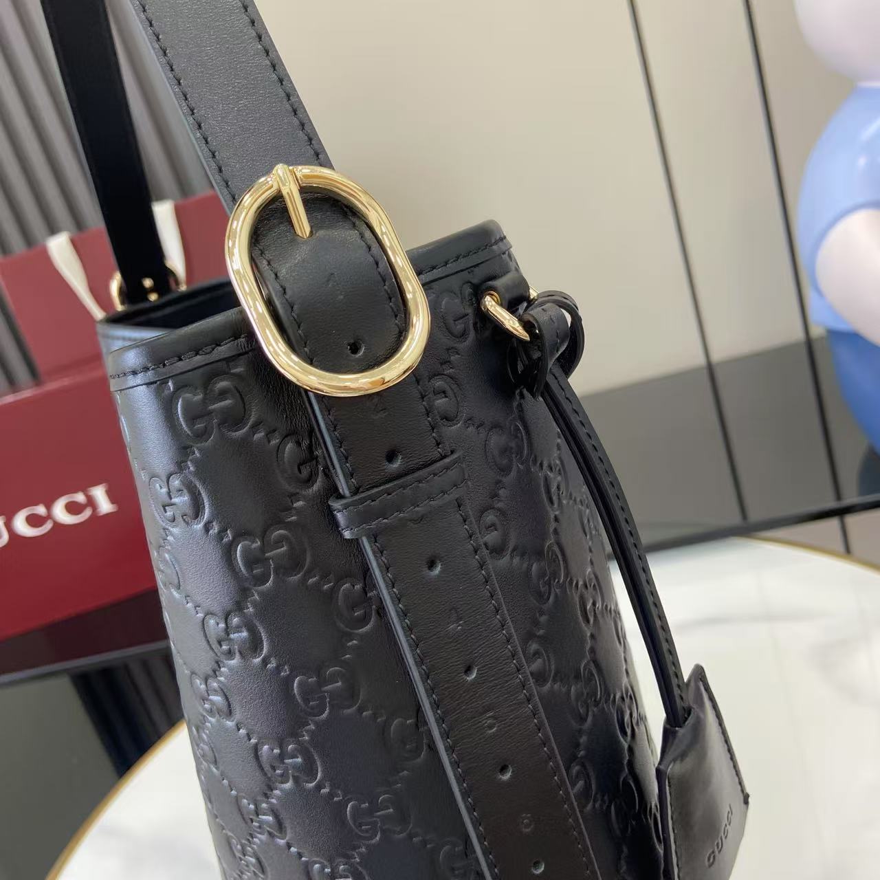 2025日本最大級のグッチスーパーコピーエンブレムブラック通販バケットバッグ 847452N級品