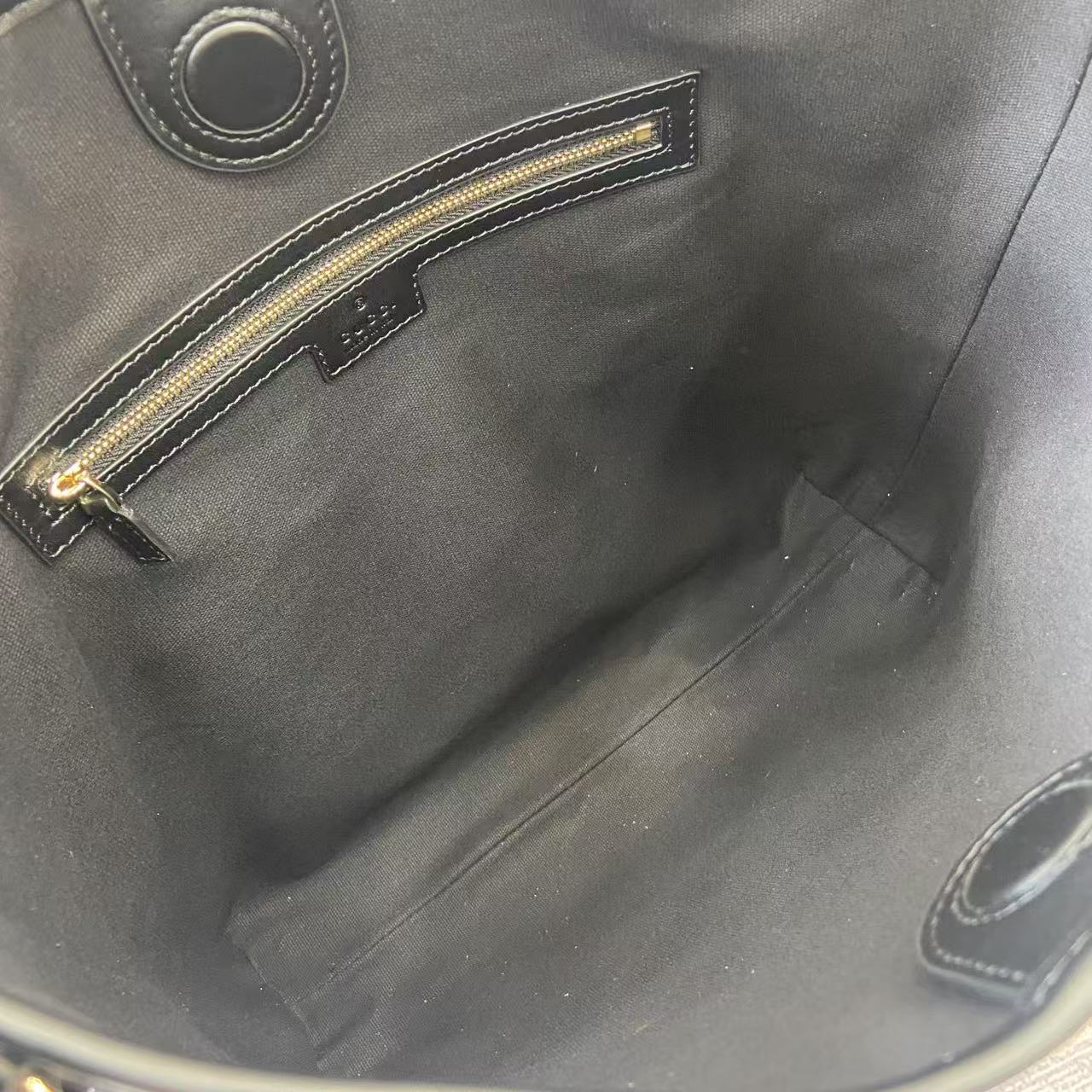 2025日本最大級のグッチスーパーコピーエンブレムブラック通販バケットバッグ 847452代引きを販売