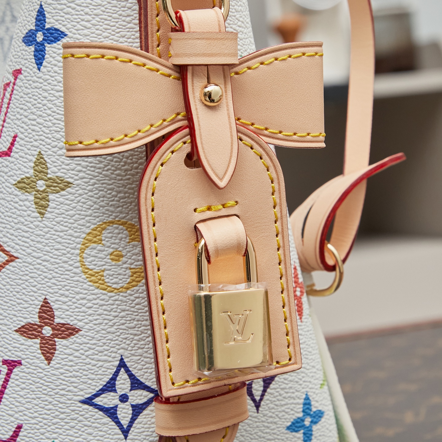 最新高品質のルイヴィトンの白いオールインワンハンドバッグコピー M13089人気