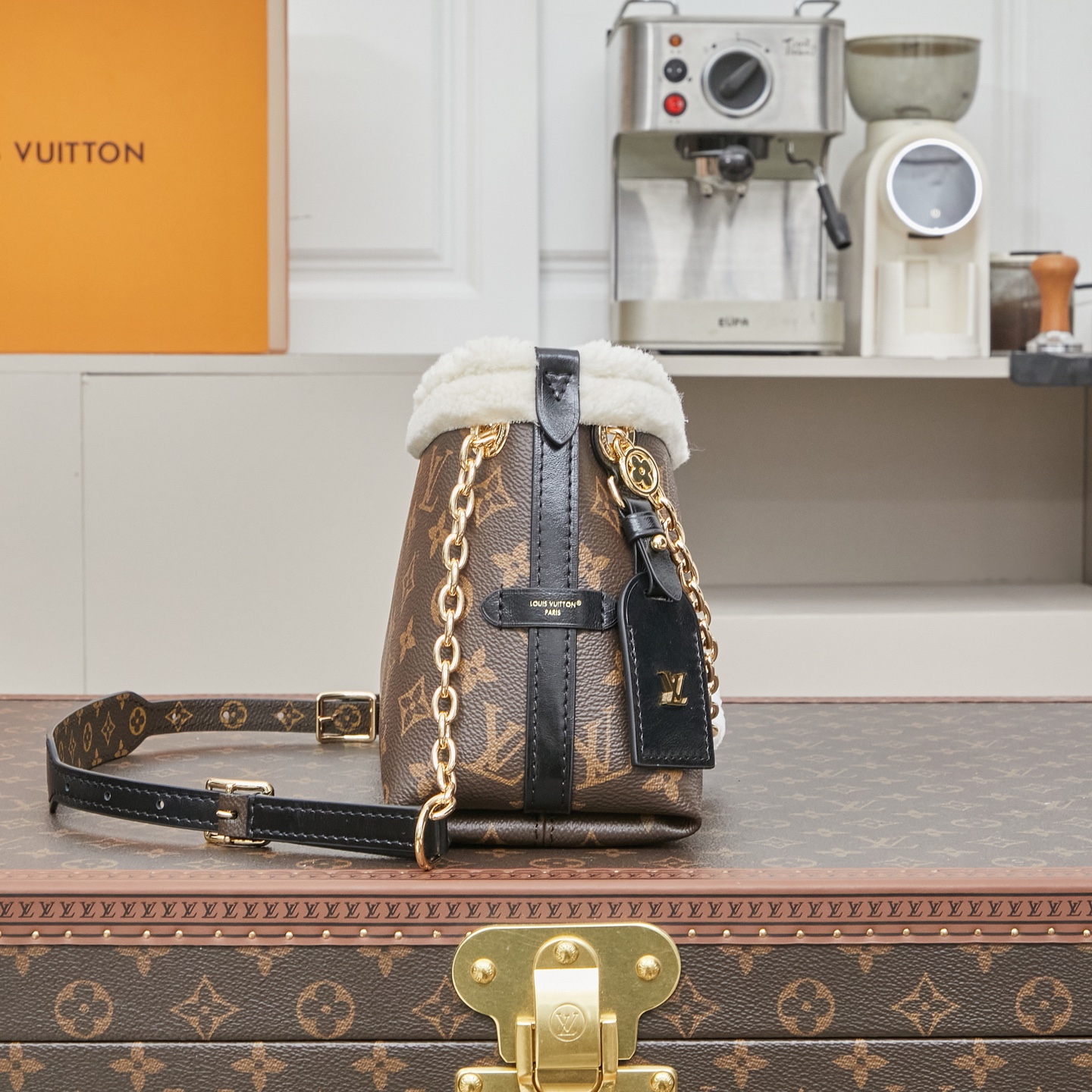 2025日本全国送料無料ルイヴィトンのシープスキントリムハンドバッグ M26568激安送料無料