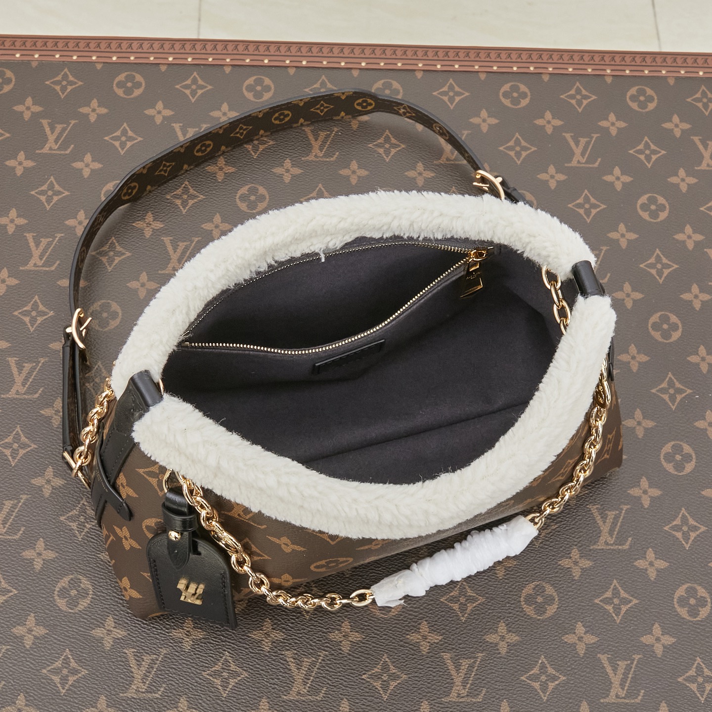 2025日本全国送料無料ルイヴィトンのシープスキントリムハンドバッグ M26568代引きを販売