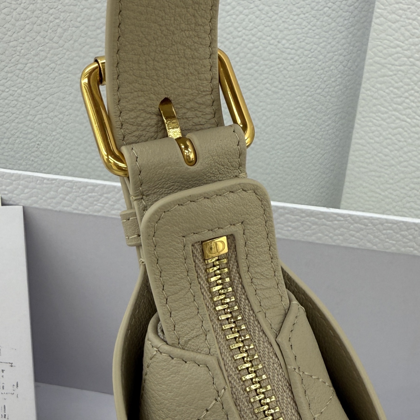 早春新款ディオールバッグハンドバッグコピーヴォヤージュベージュ  M2845-1高い品質