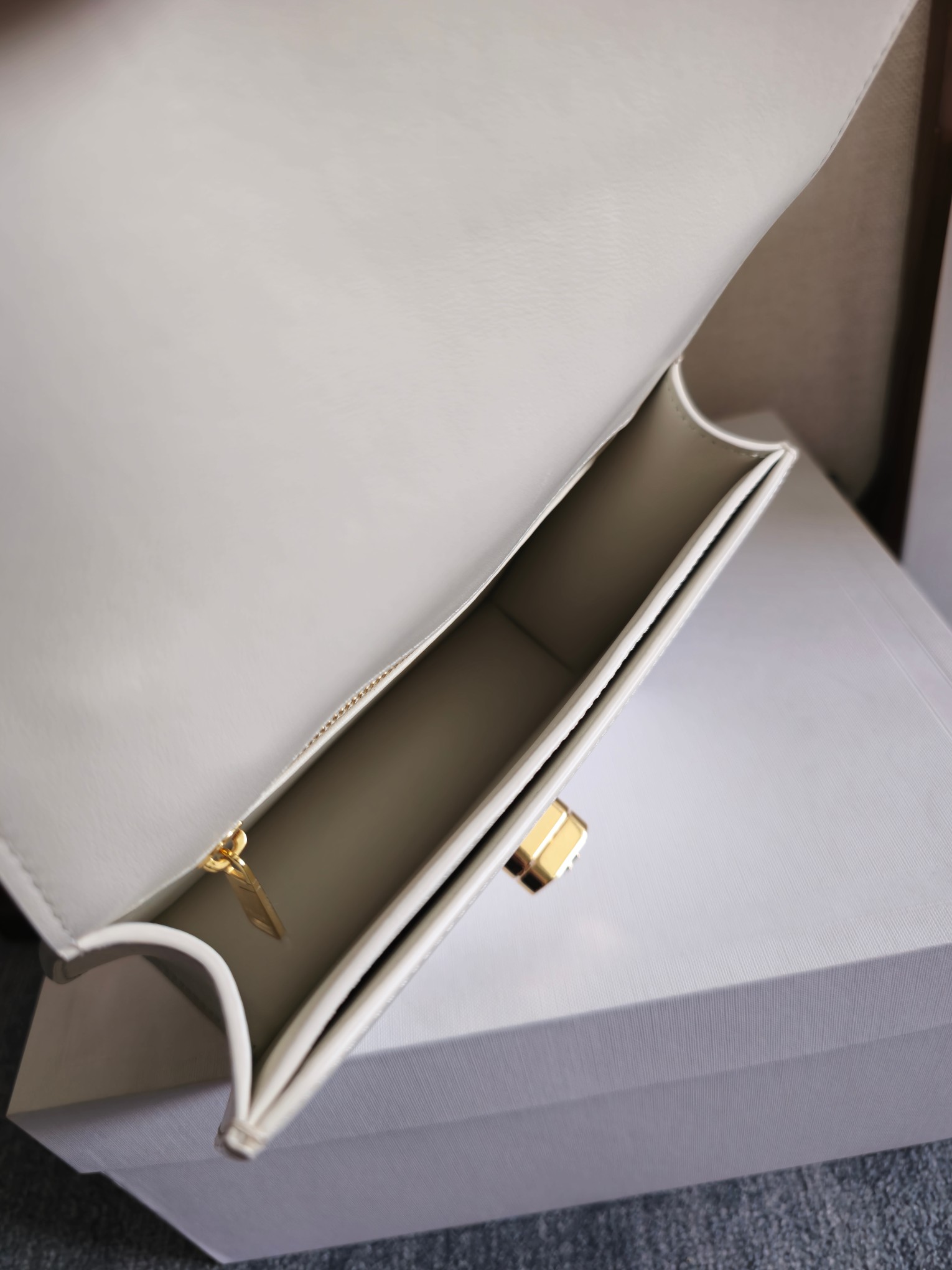 最新女子のブランドコピーセリーヌジョセフィーヌ アンダーアームショルダーバッグ 121423代引きを販売