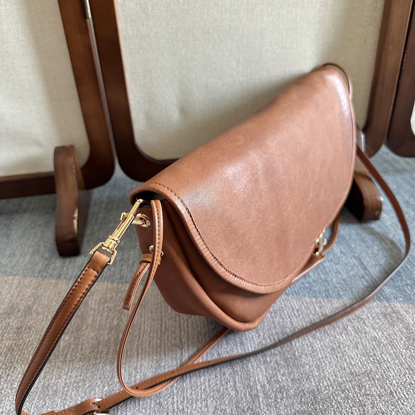 新作超かっこいいセリーヌハーフムーン柔らかく光沢のバッグ 124142-1