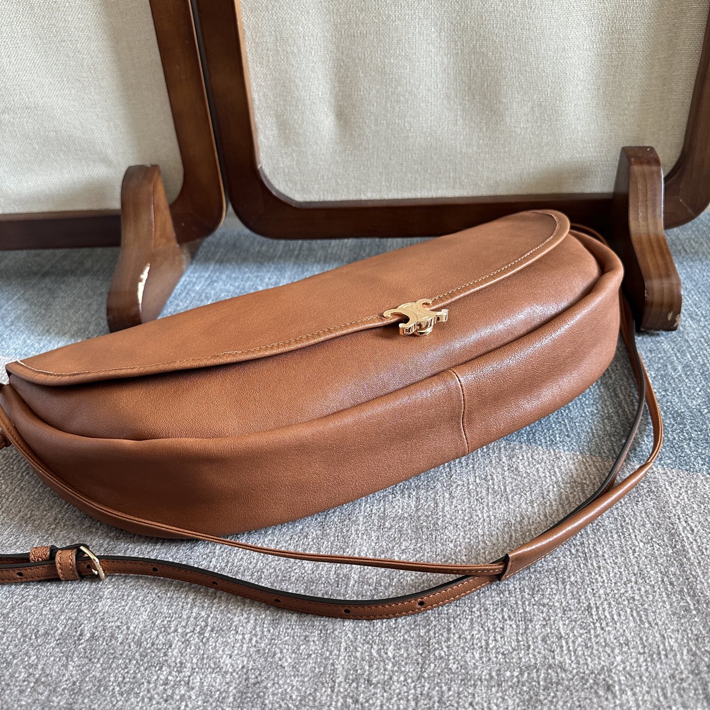 新作超かっこいいセリーヌハーフムーン柔らかく光沢のバッグ 124142-1激安送料無料