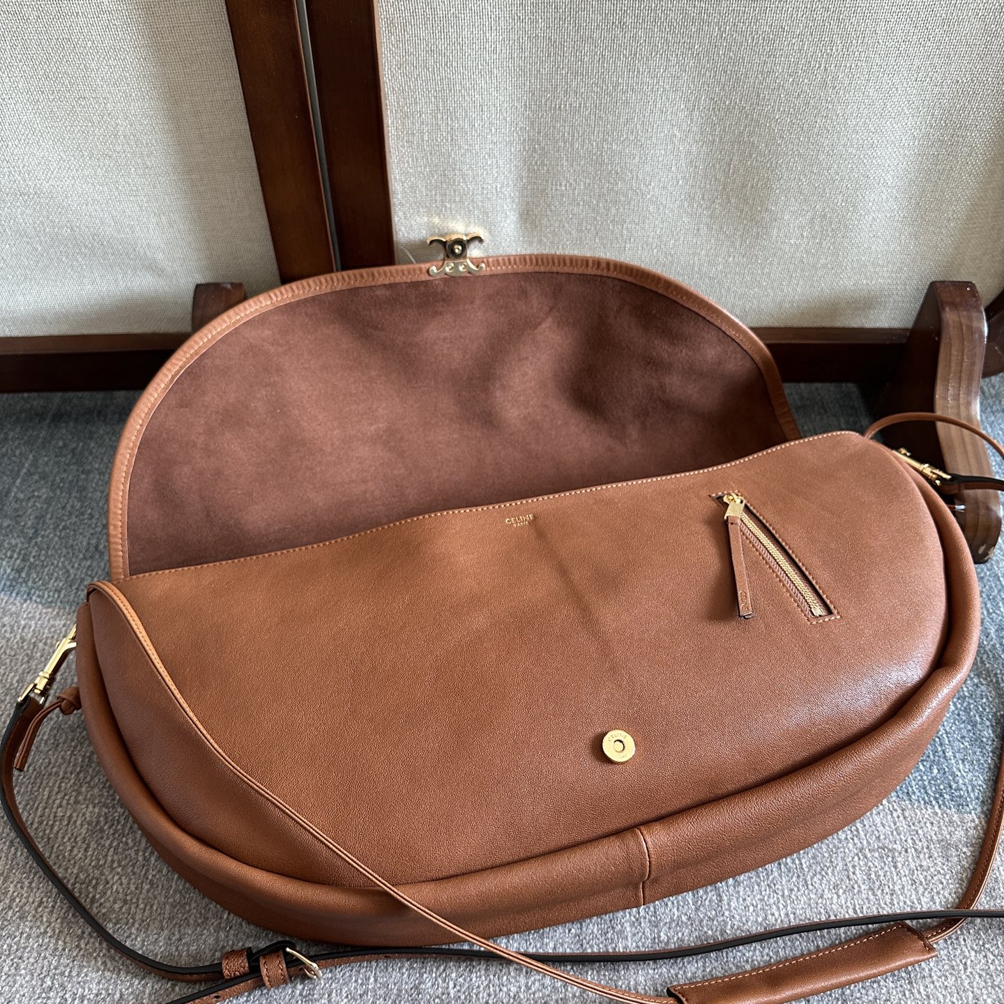 新作超かっこいいセリーヌハーフムーン柔らかく光沢のバッグ 124142-1人気