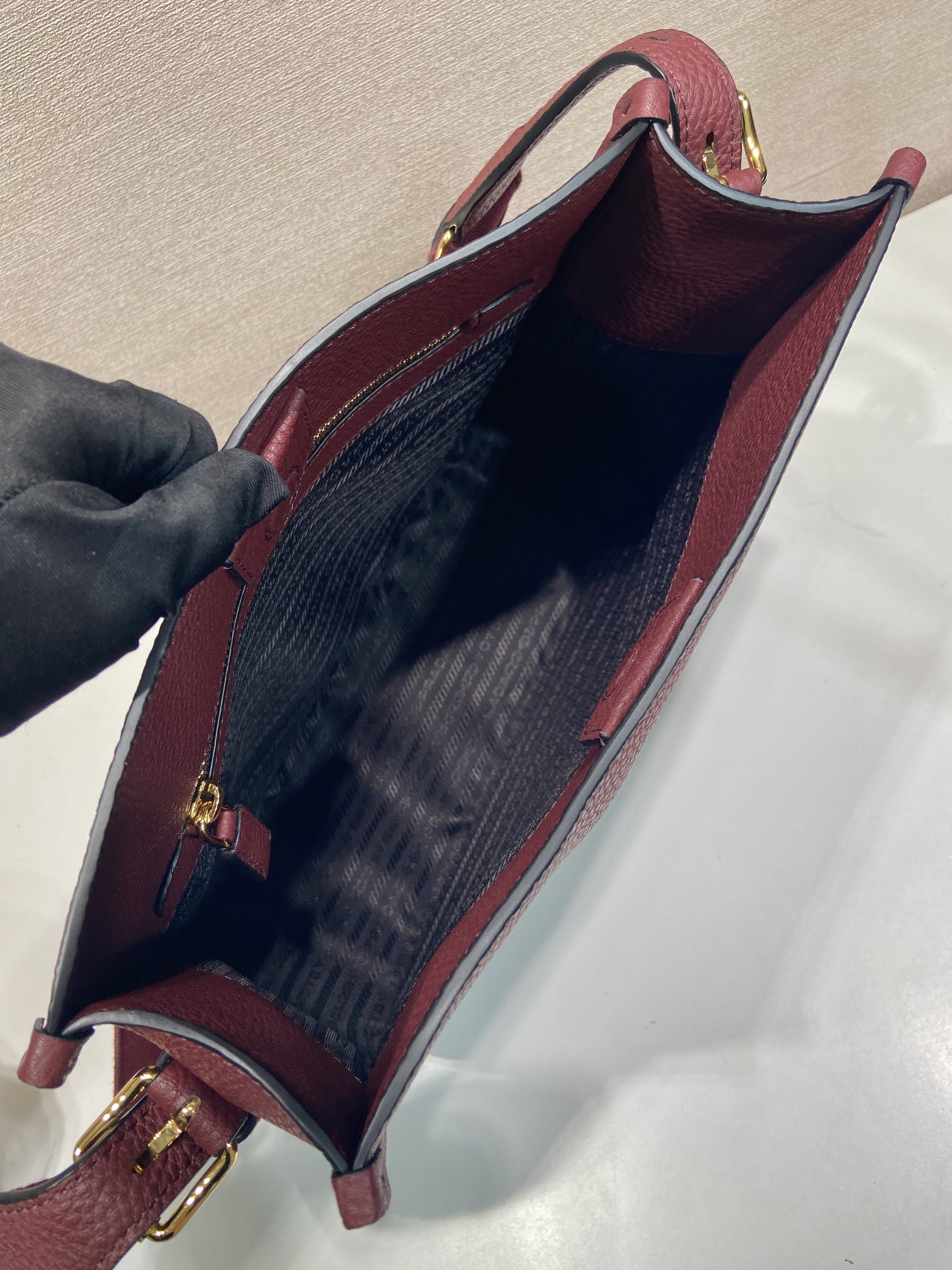 人気新作プラダファブリックワイントートバッグコピー 1BC073-1代引きを販売