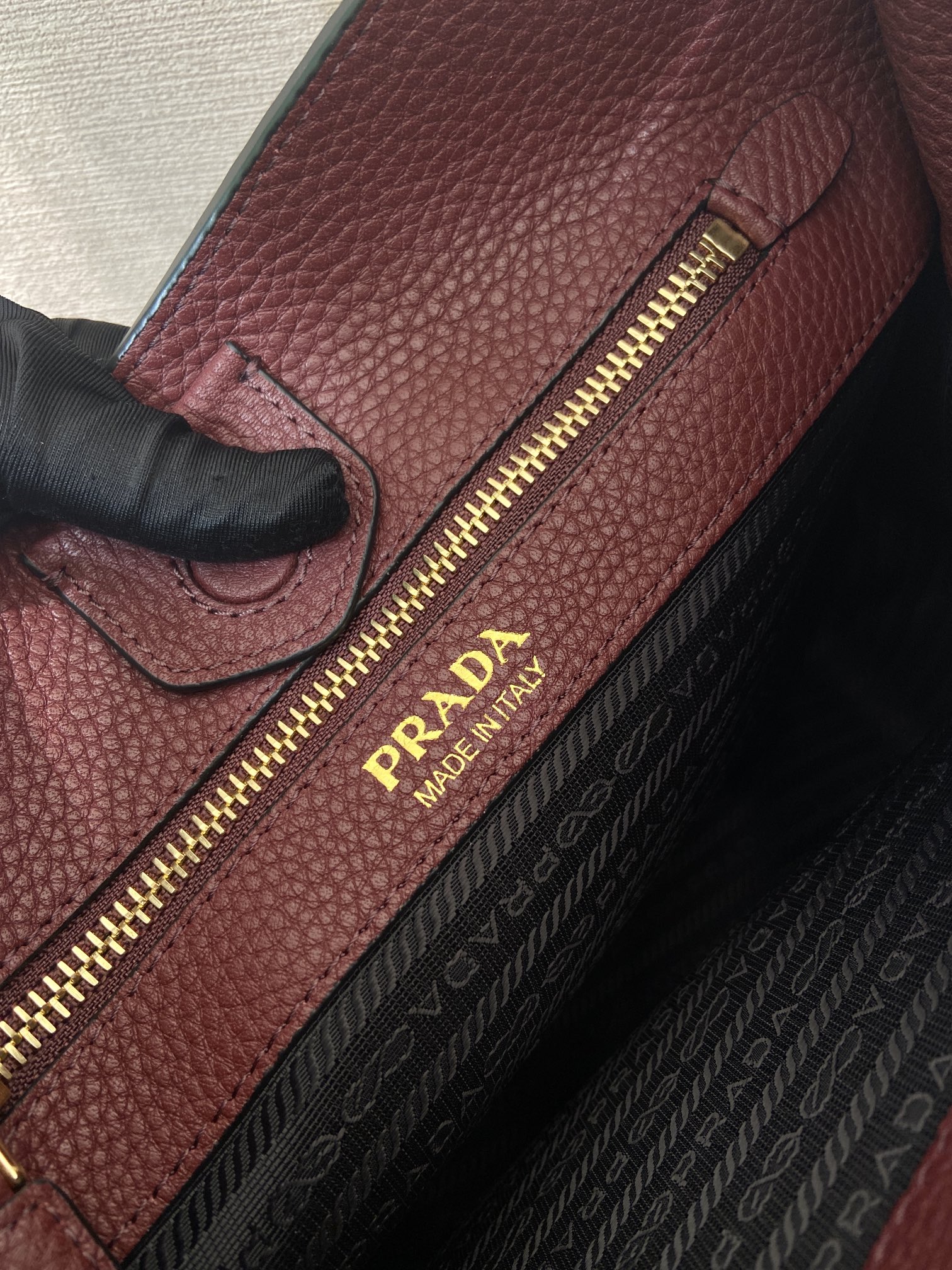 人気新作プラダファブリックワイントートバッグコピー 1BC073-1品質保証