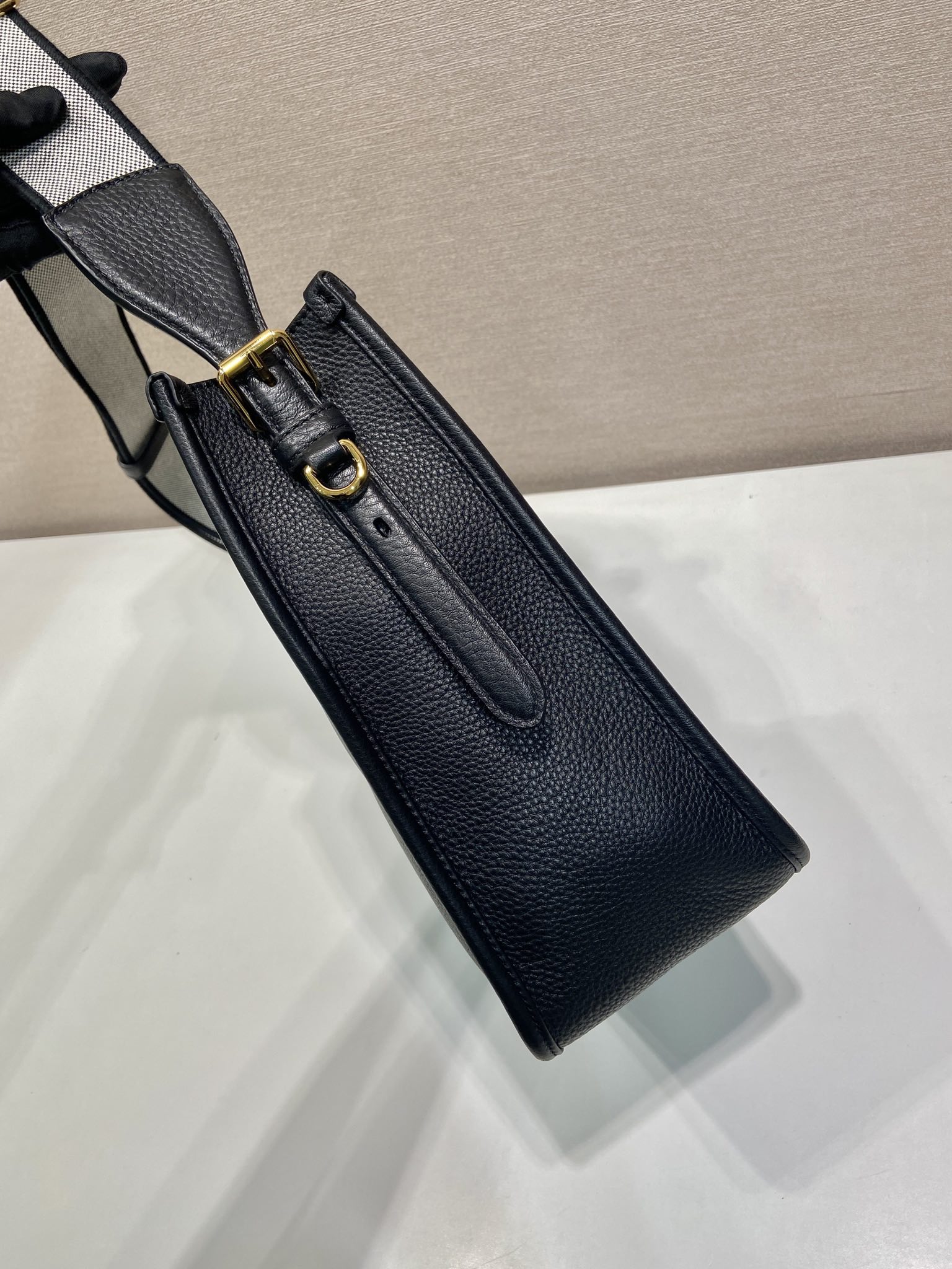 プラダコピーブラックファブリックワイン個性的偽物トートバッグ 1BC073-2高い品質