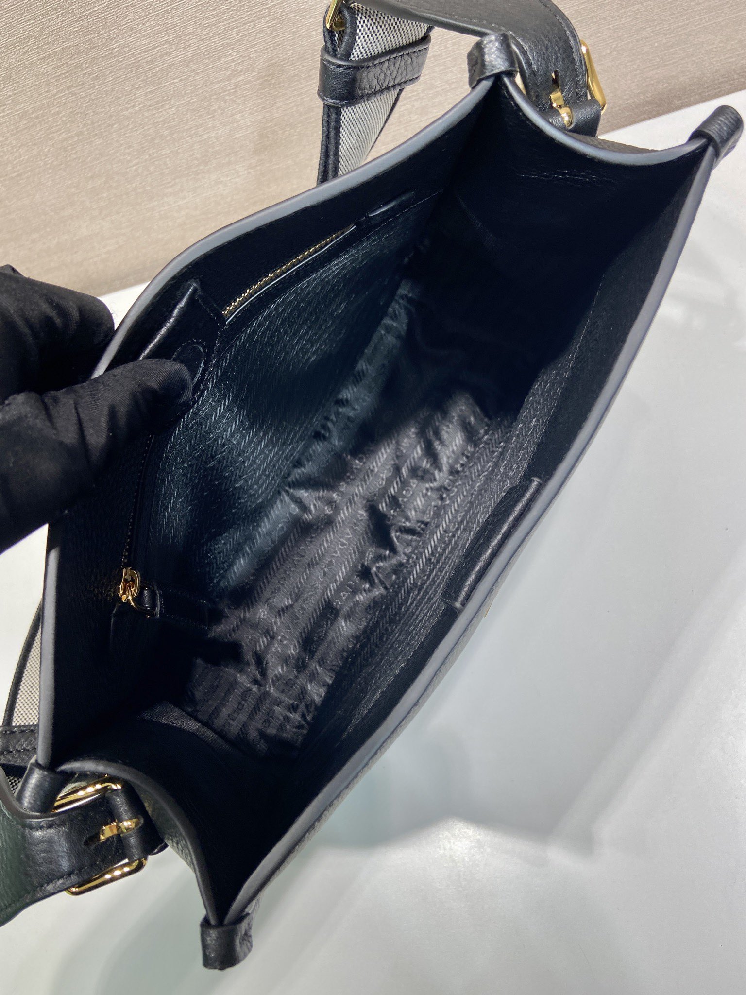 プラダコピーブラックファブリックワイン個性的偽物トートバッグ 1BC073-2代引きを販売