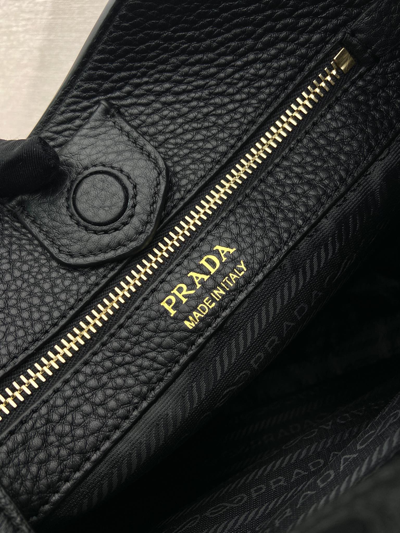 プラダコピーブラックファブリックワイン個性的偽物トートバッグ 1BC073-2品質保証