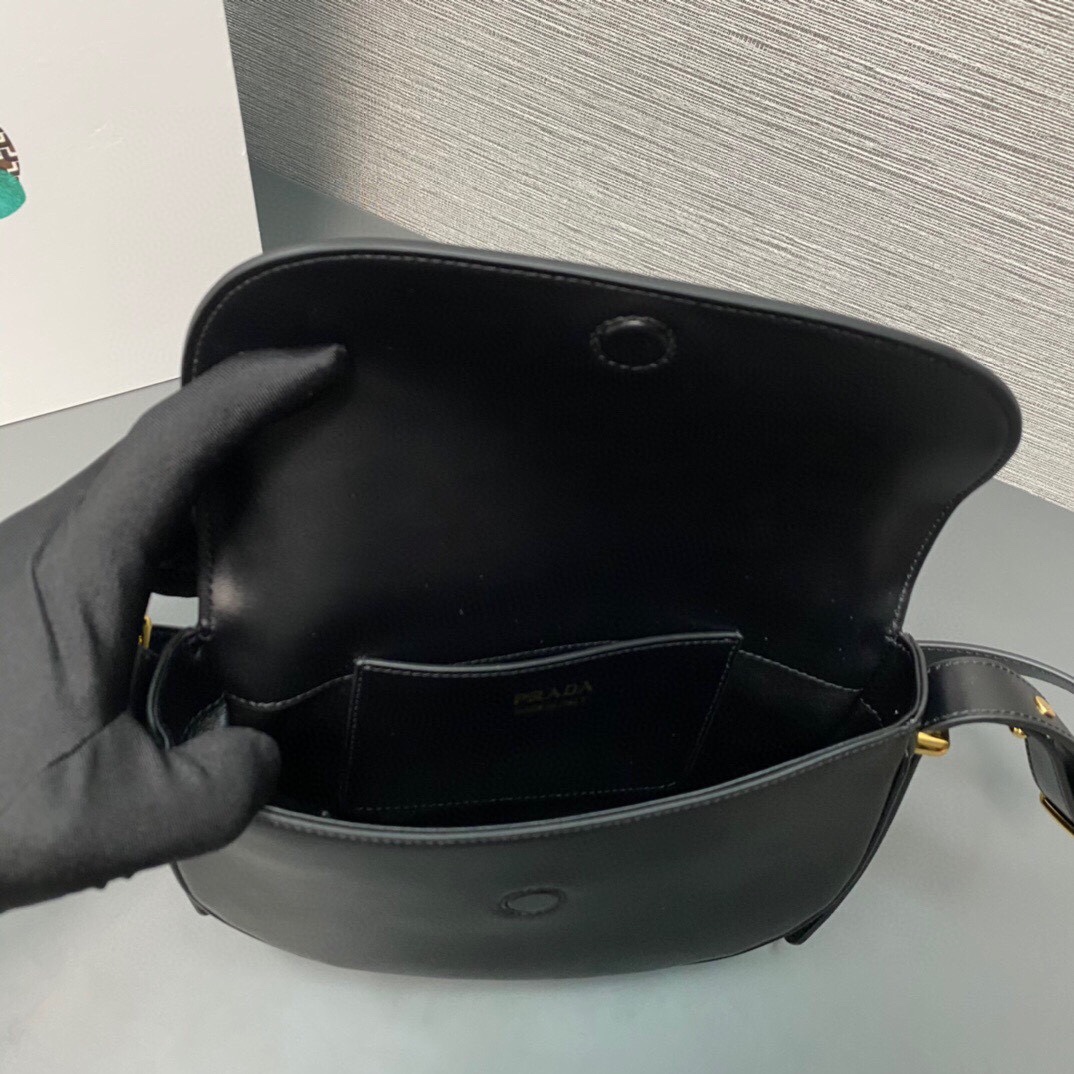 ミニマルなデザインのプラダ ムーン ハンドバッグ汎用性の高い魅力 1BD365人気