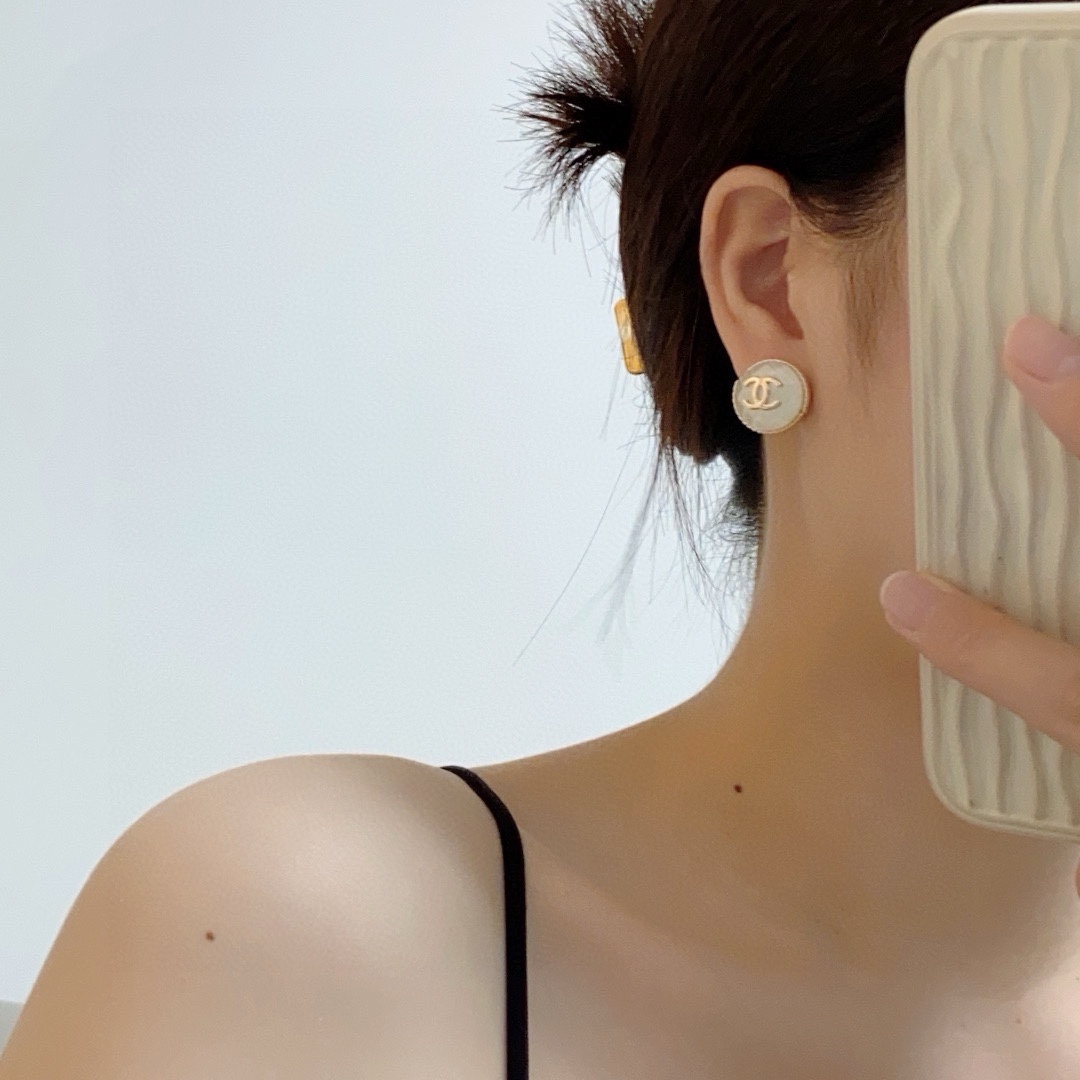 最高級感コピーシャネルのミニマリストキルティングクリスタルイヤリング 440989激安送料無料
