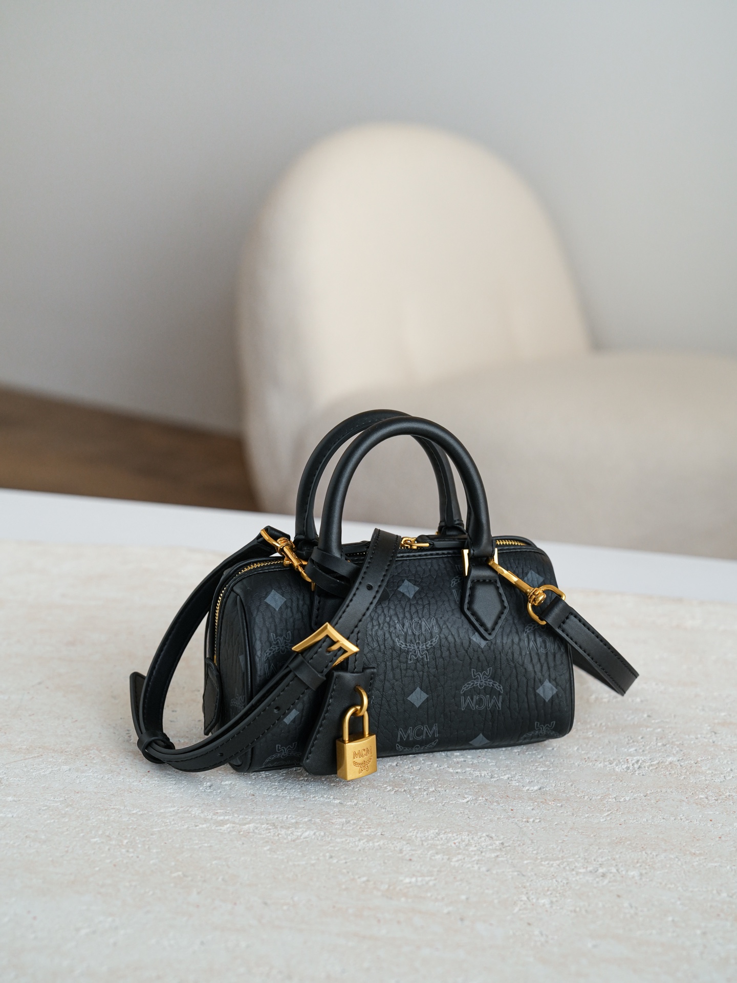 MCM新款可愛いブラック オールド フラワー オールオーバー プリントバッグ偽物品専門店です 442096通販