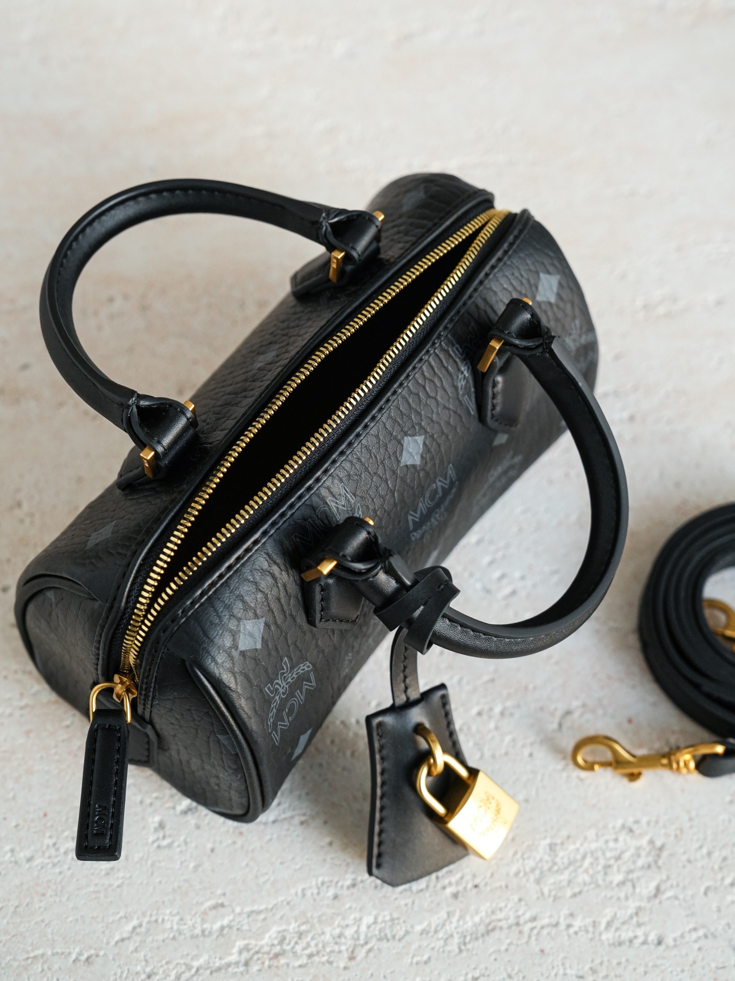 MCM新款可愛いブラック オールド フラワー オールオーバー プリントバッグ偽物品専門店です 442096N級品