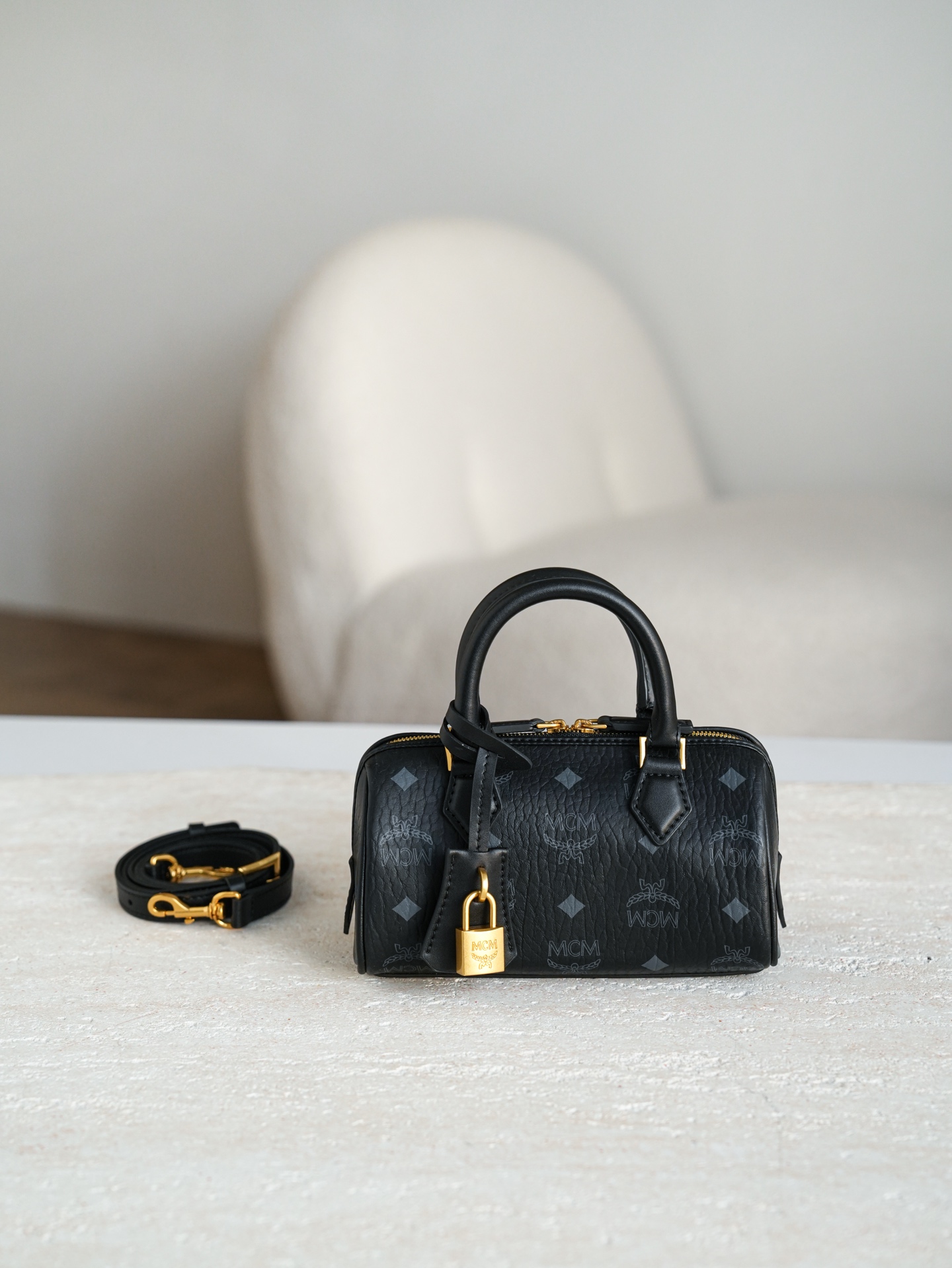 MCM新款可愛いブラック オールド フラワー オールオーバー プリントバッグ偽物品専門店です 442096