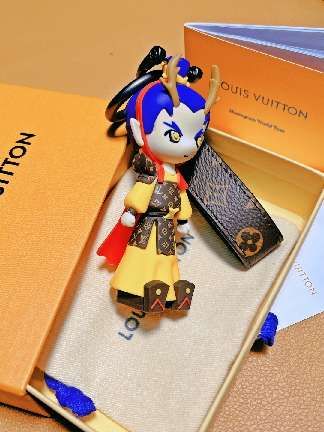 超絶可愛いルイ・ヴィトンドラゴンプリンス小物スーパーコピーキーホルダー 447648人気