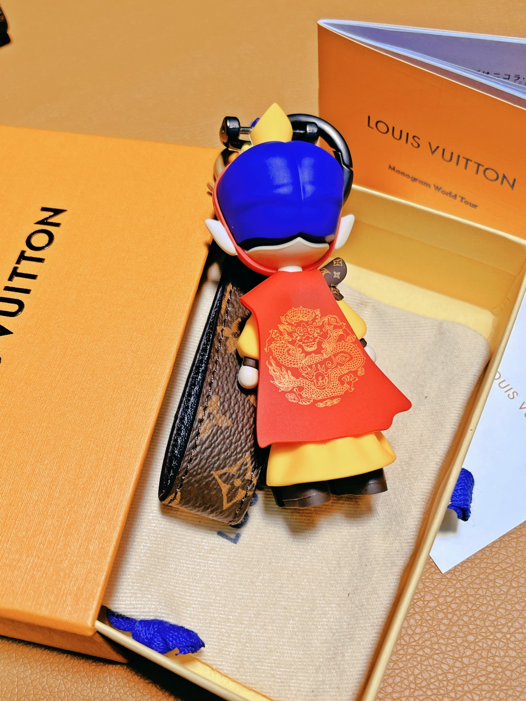 超絶可愛いルイ・ヴィトンドラゴンプリンス小物スーパーコピーキーホルダー 447648N級品