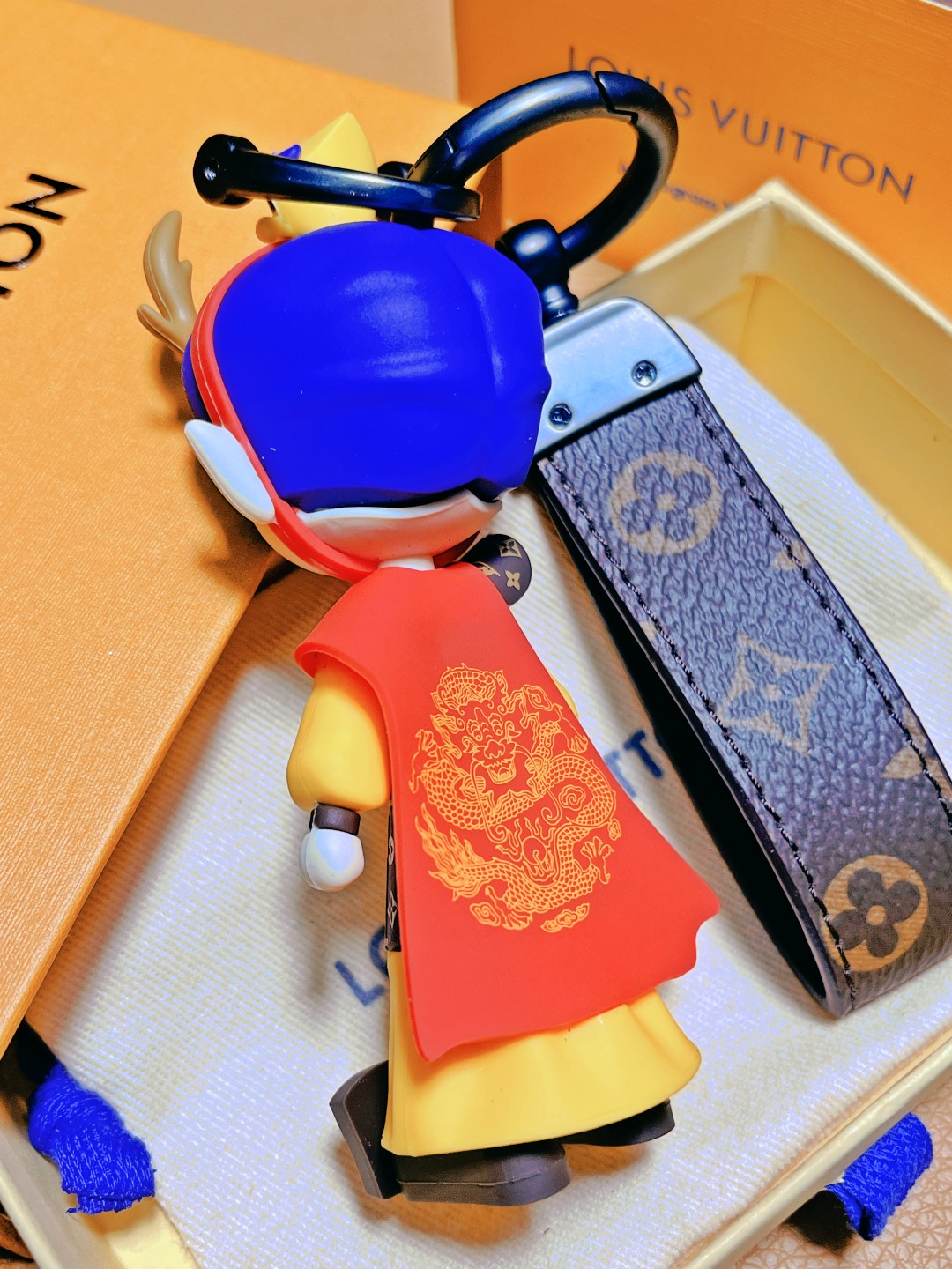 超絶可愛いルイ・ヴィトンドラゴンプリンス小物スーパーコピーキーホルダー 447648代引きを販売