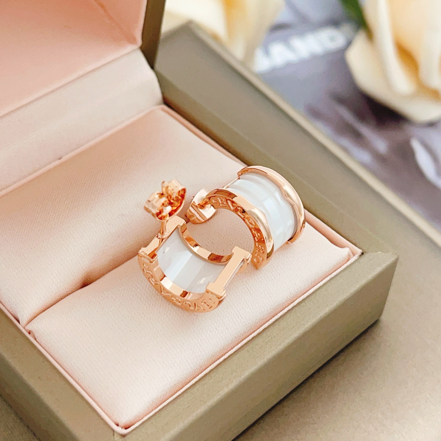 ブルガリの最新作ローズゴールドホワイトセラミックスリムなウエストピアス 454661通販