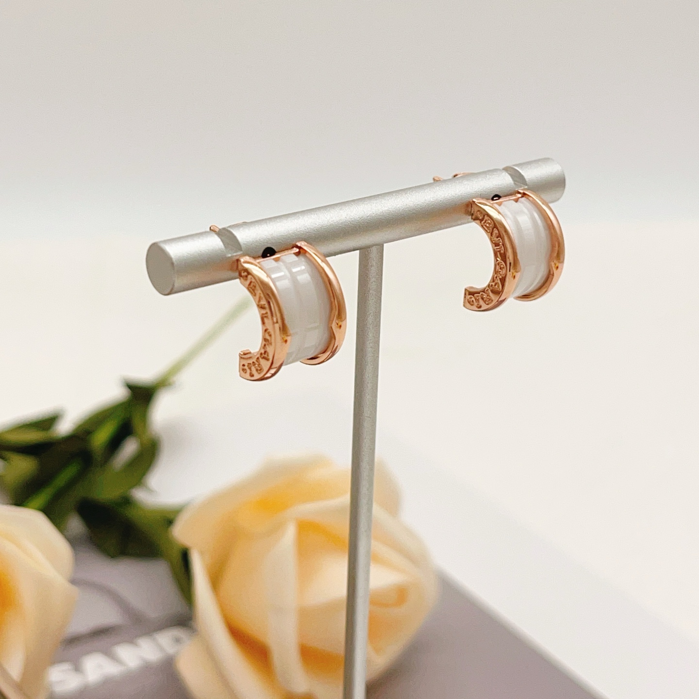 ブルガリの最新作ローズゴールドホワイトセラミックスリムなウエストピアス 454661人気