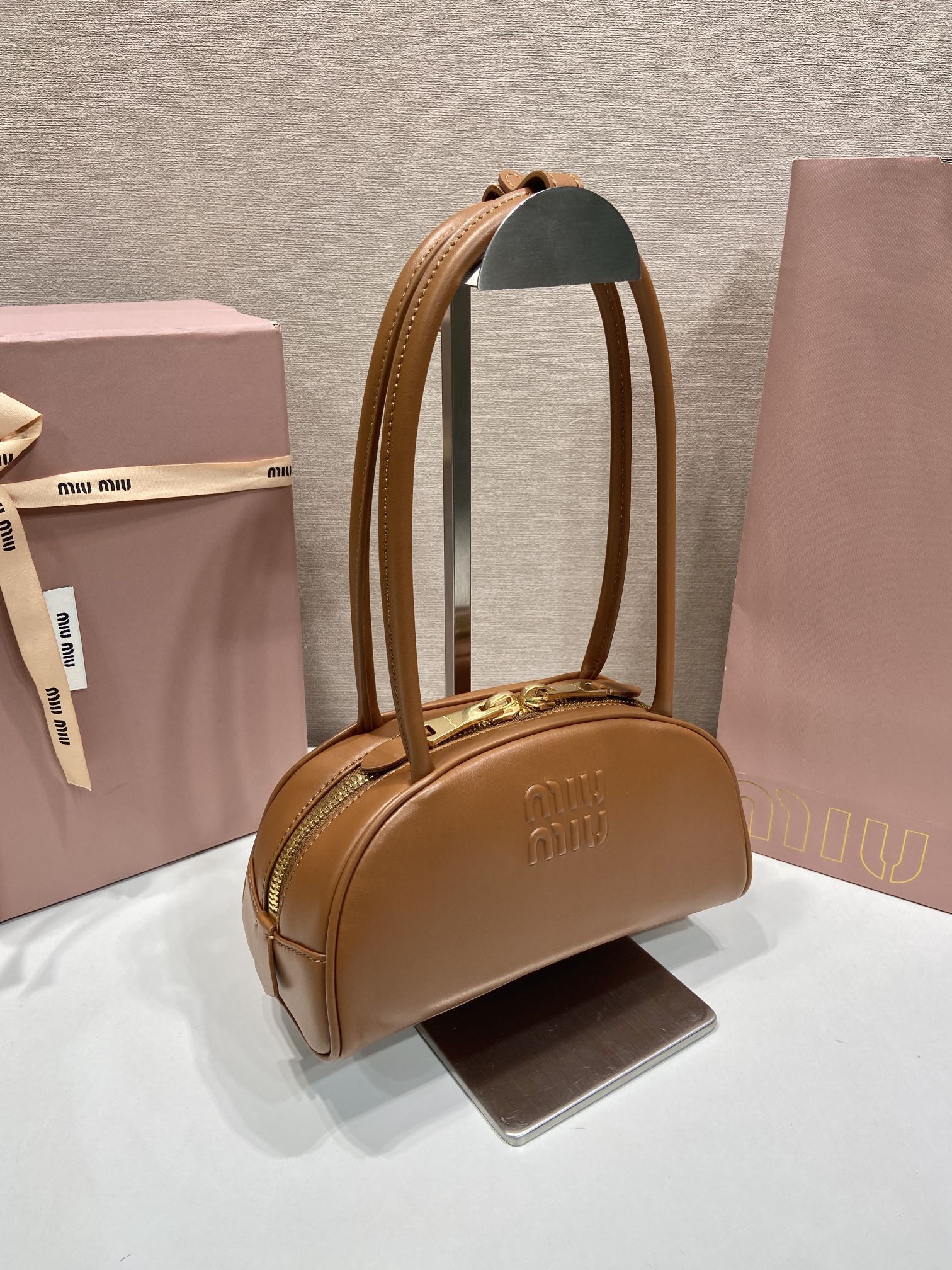 ミュウミュウ新商品バッグスーパーコピーボウリングスモール 5BB192-2現した商品です通販