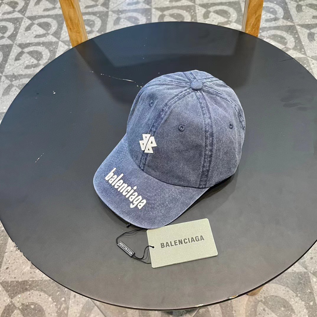 バレンシアガ新作早春のミニマルな偽物刺繍入りベースボールキャップ 656577通販