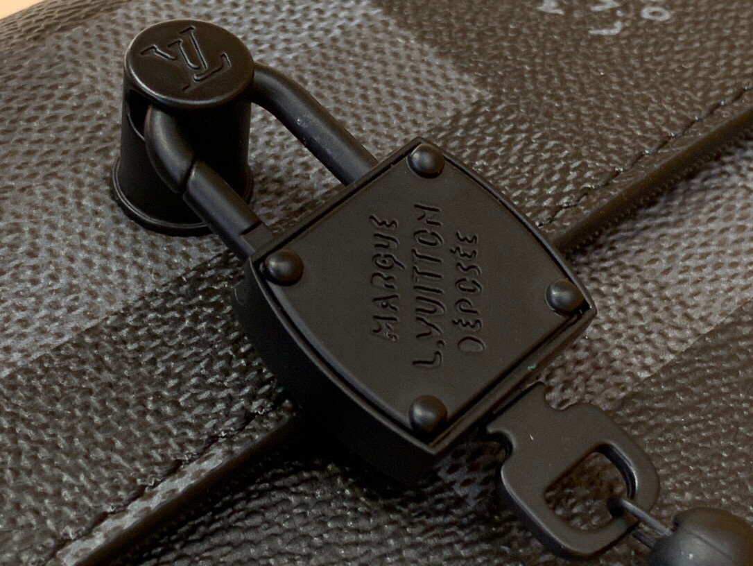 ルイ・ヴィトンコピー黒の市松模様の迷彩モザイク男性メッセンジャーバッグ M14923人気